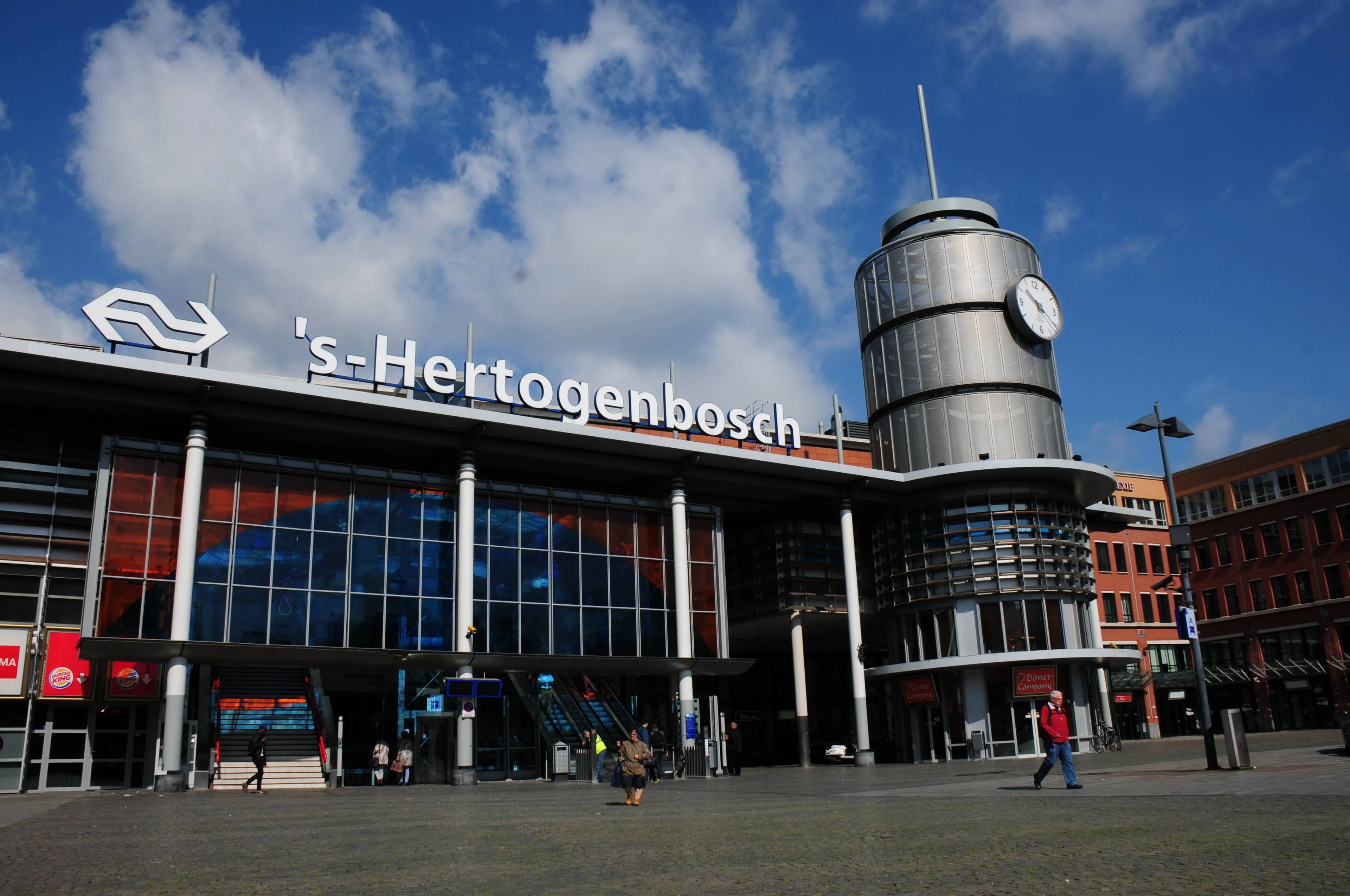 centtral station den bosch with offices panoramio