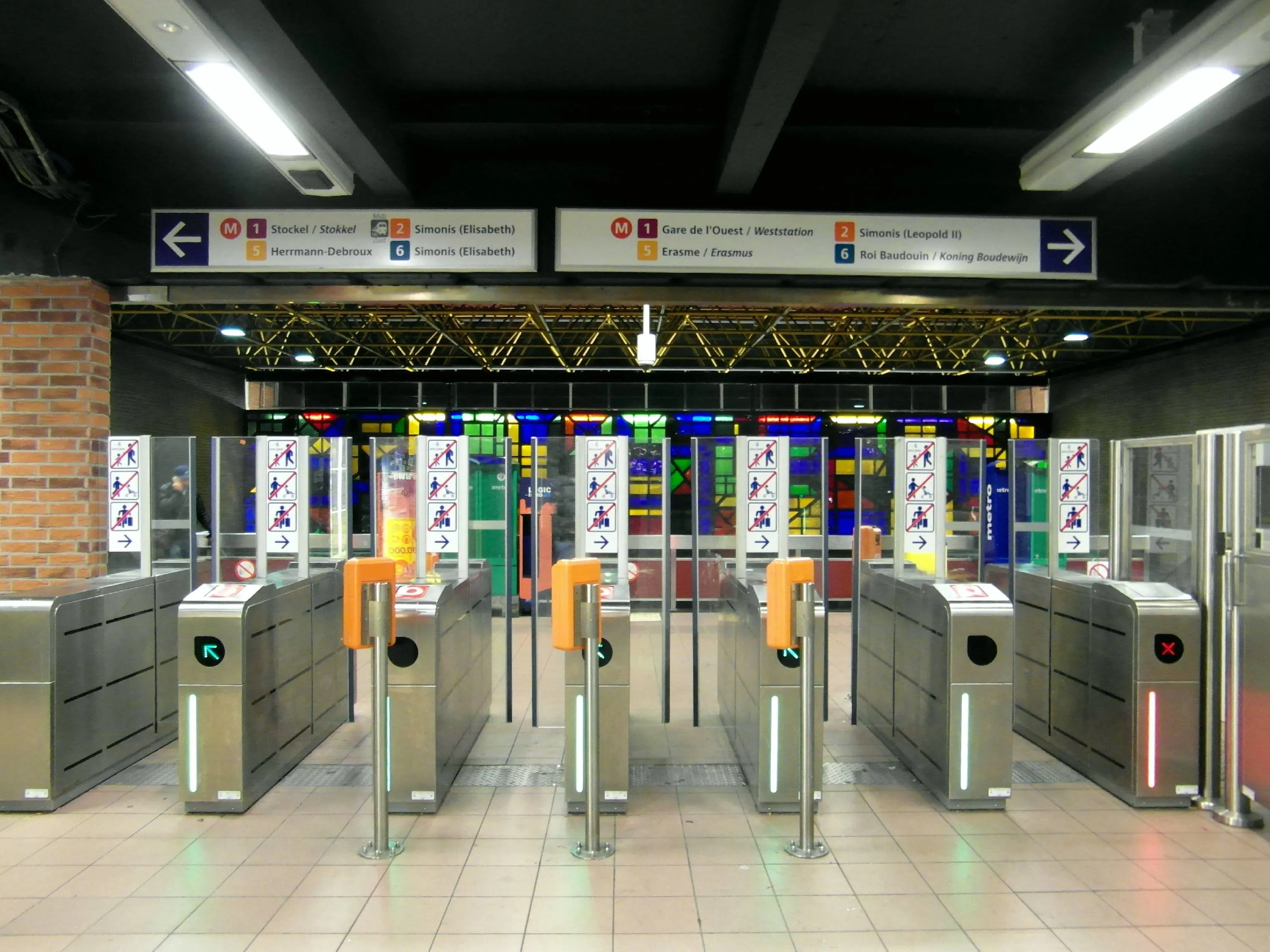 Bruxelles_-_Brussel_-_Metro_-_Beekkant_(13190233824)