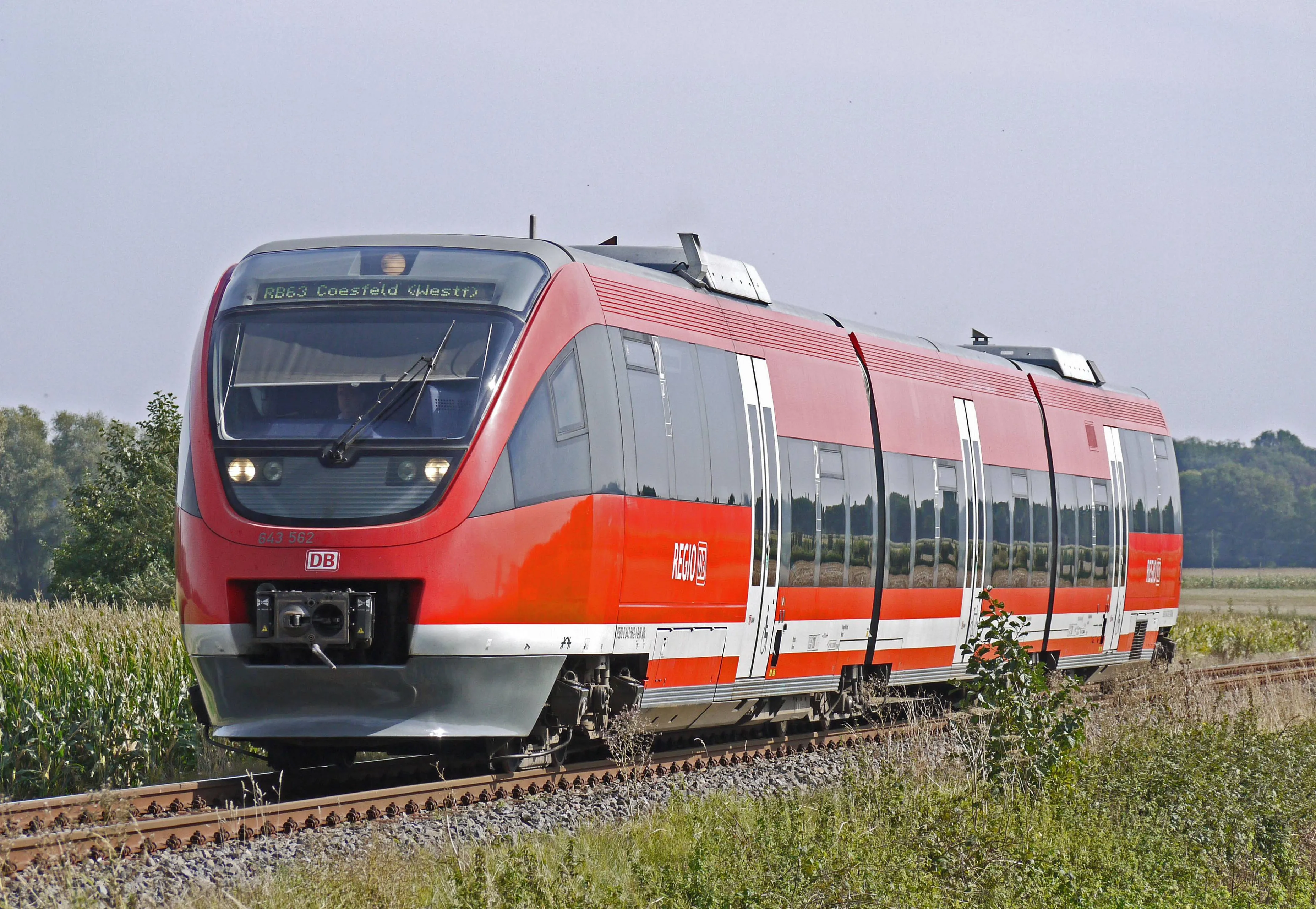 track-railway-train-transport-red-vehicle-1217866-pxhere.com