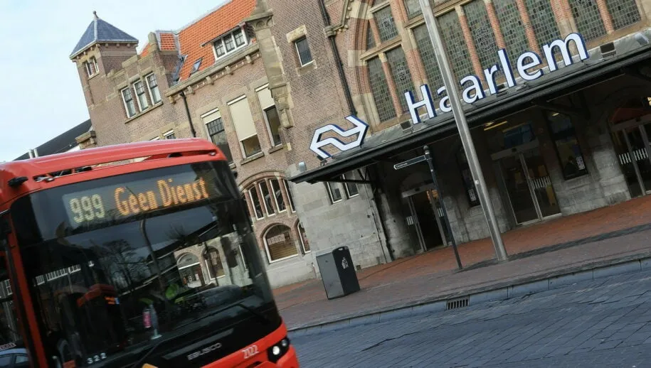 3z1a3081 bus station haarlem wim meijer fotografie 915x518 1 915x518 1