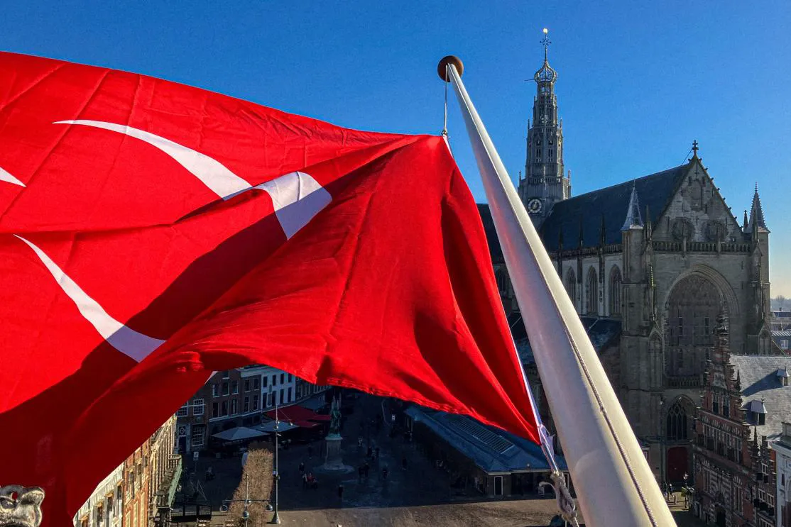 centrum grote markt stadhuis turkse vlag halfstok 2