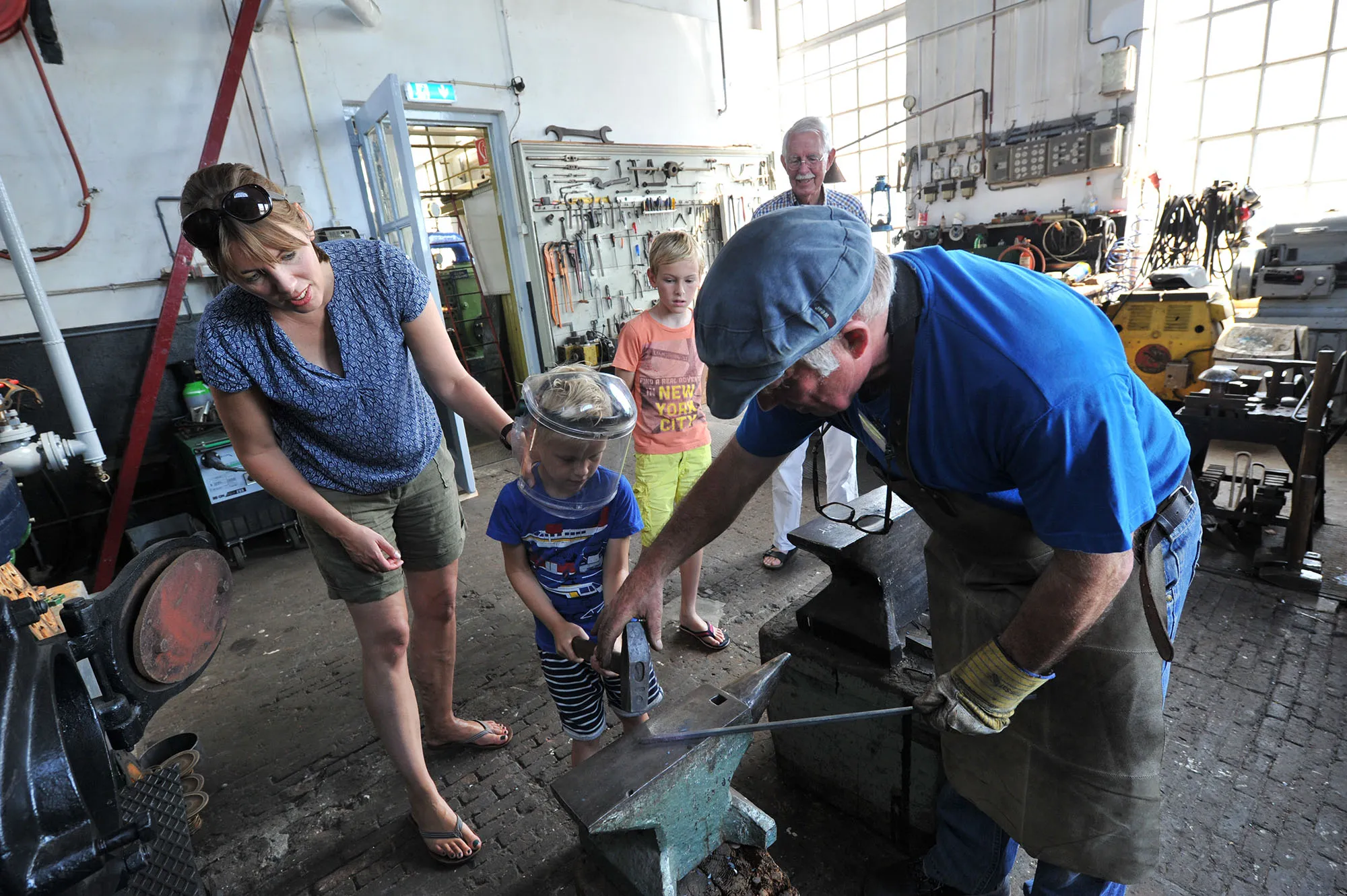 de smeedhamer hanteren bij de smid