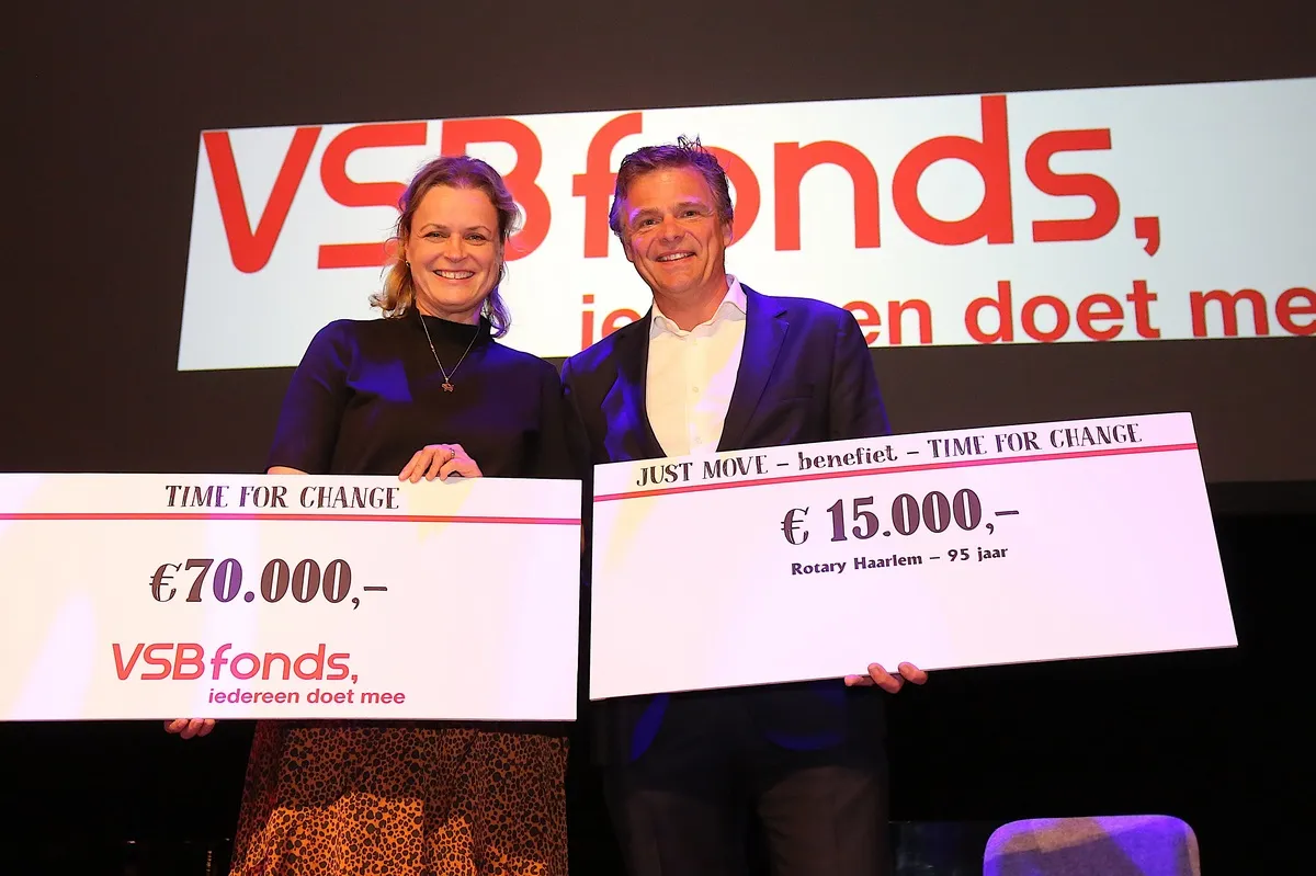 directeur haarlem effect sofie vriend en voorzitter stichting kinderuniversiteit erik koch met de cheques die ze ontvangen hebben van rotary club haarlem en vsb fonds