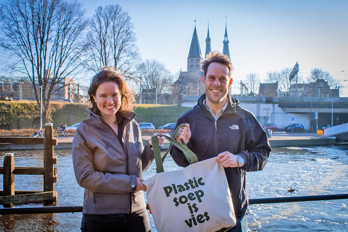 ernst jan koole nomoreplastic en anne marieke eveleens the great bubble barrier bij het luchtbellenscherm in amsterdam