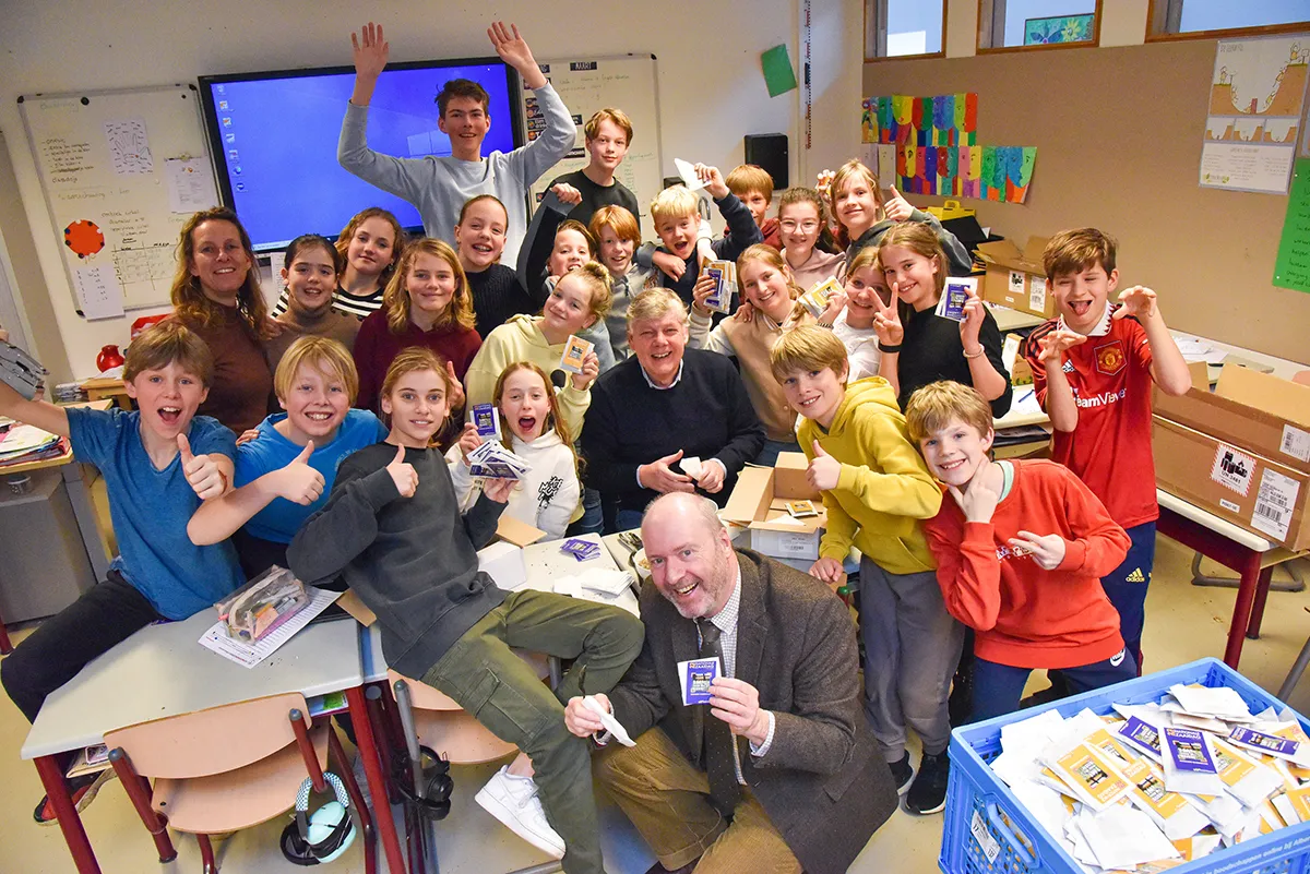 groepsfoto burgemeester en wethouder met de kinderen van de antonisschool