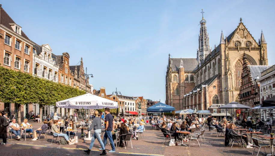 grote kerk en terrassen 915x518 1