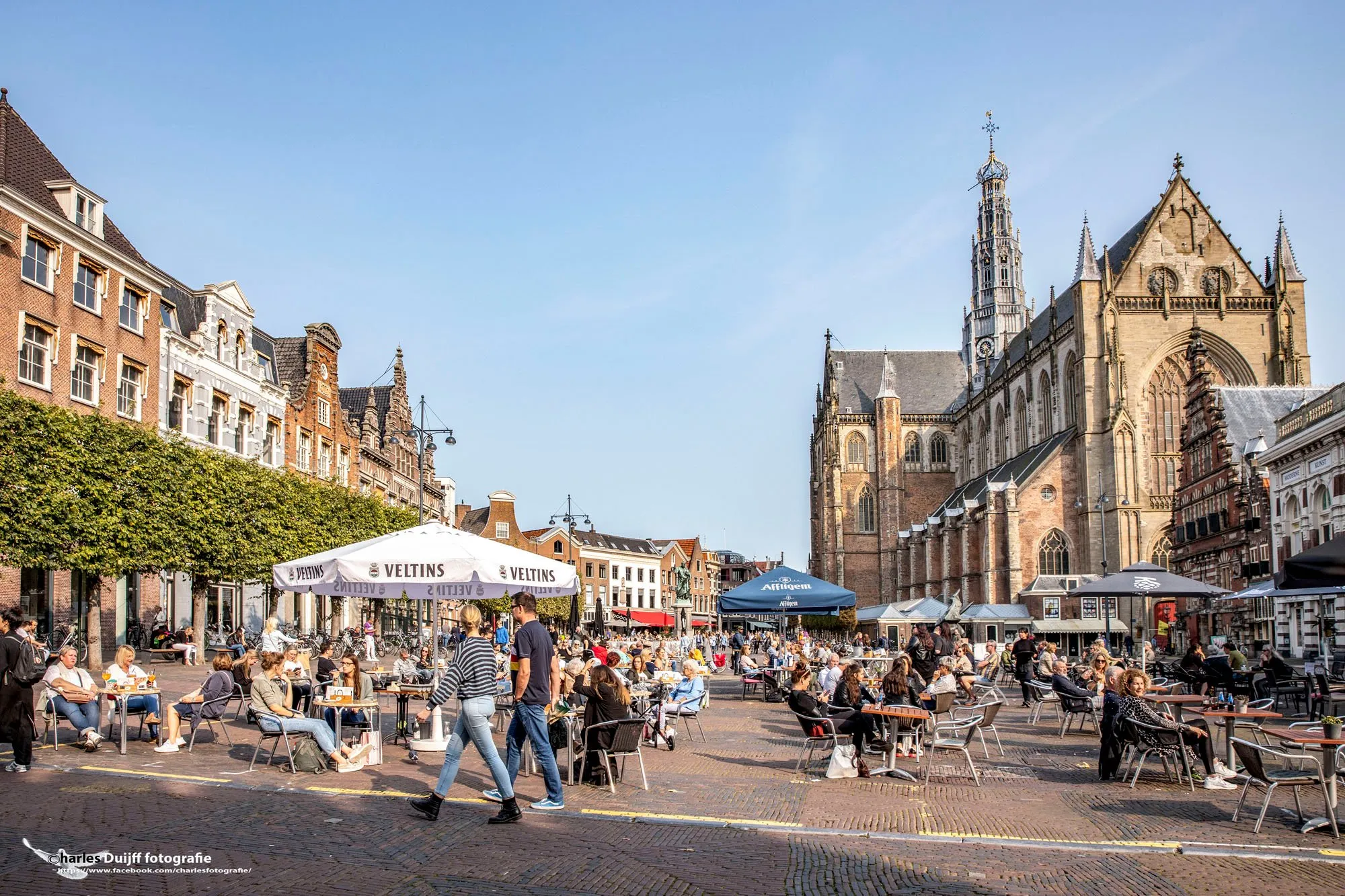 grote kerk en terrassen