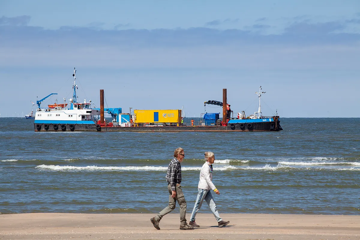 het onderzoeksschip dat afgelopen juni vlak voor de kust van wijk aan zee onderzoek deed naar niet gesprongen explosieven fotograag jorrit t hoen