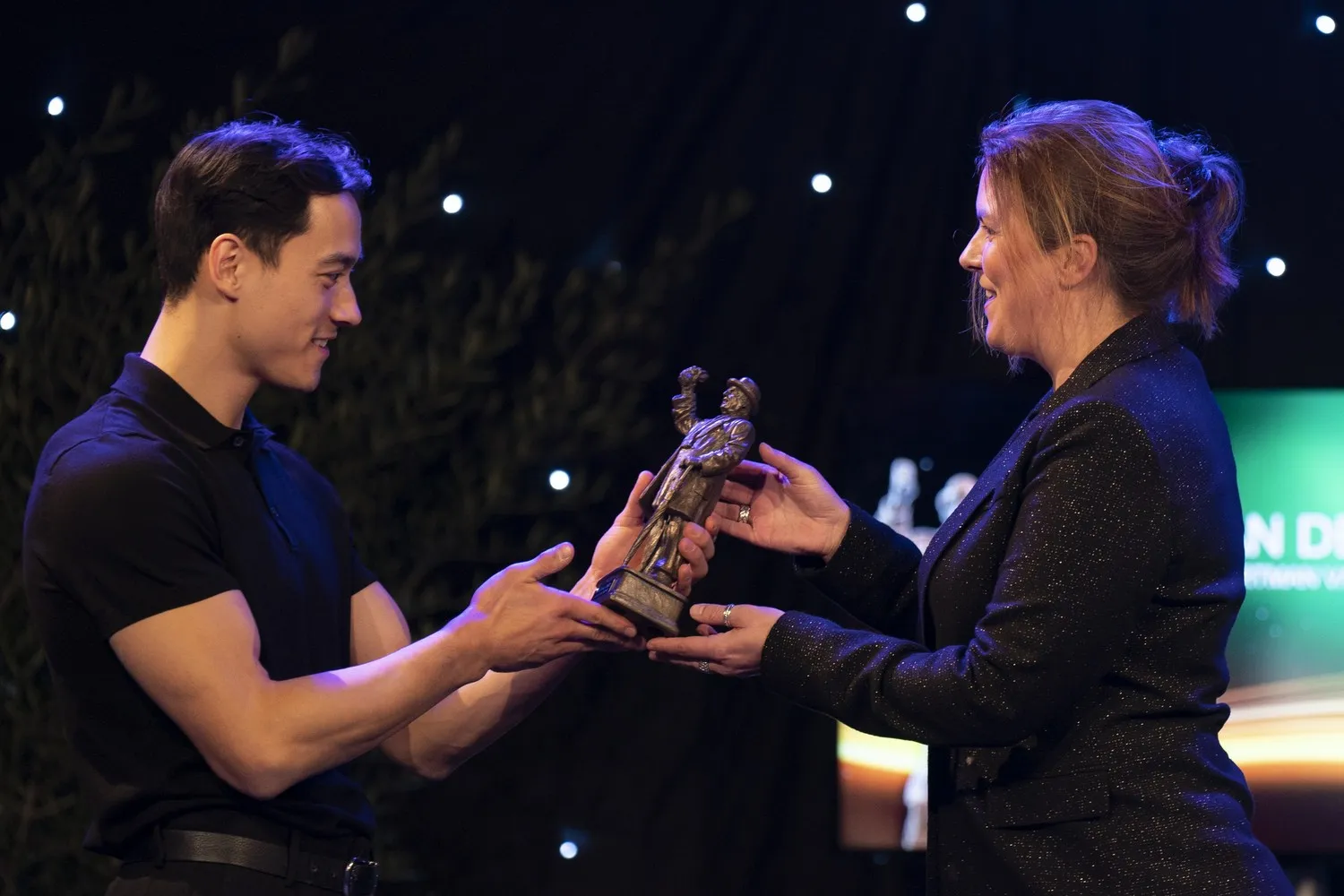 huldiging haarlemse topsporters sportman loran de munck neemt zijn prijs in ontvangst