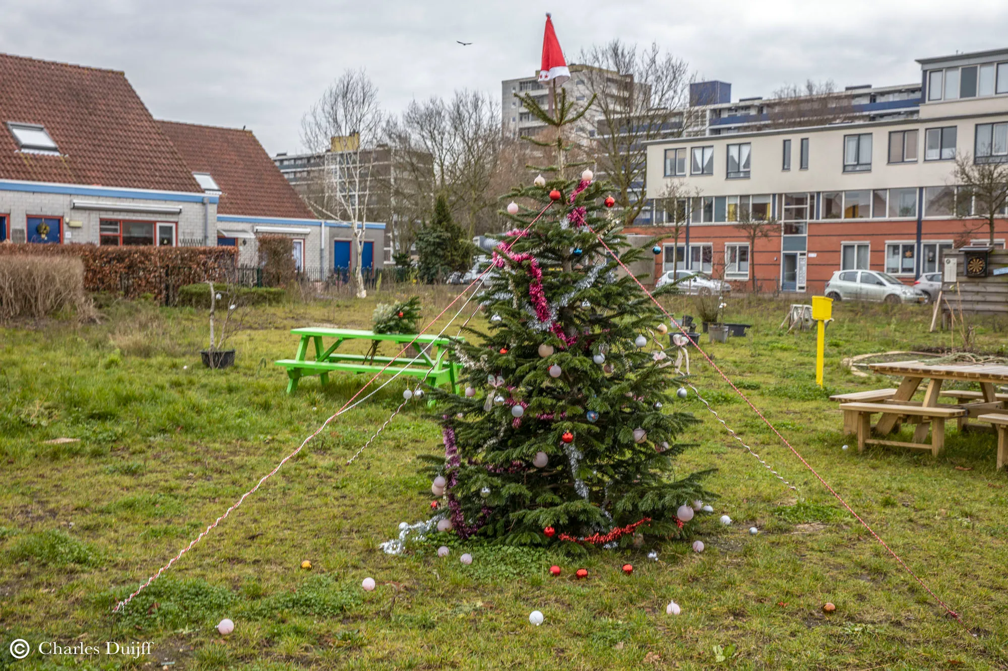 kerstboom versierd buiten