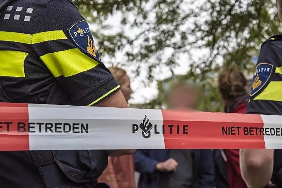 mensen staan voor afzetlint kopieren
