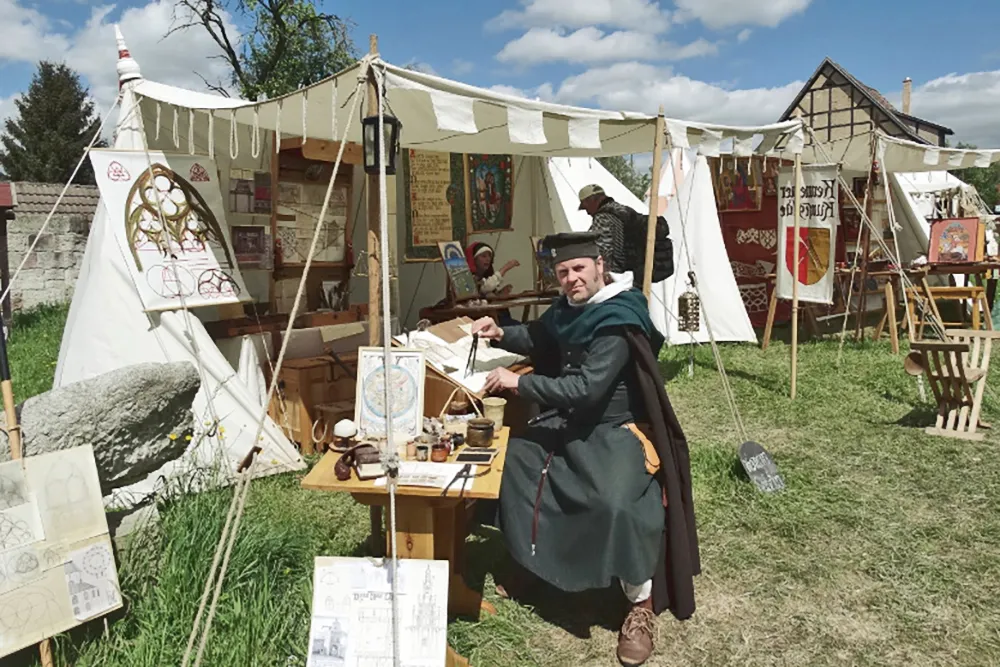 middeleeuws kastelenbouwmeester in zijn atelier vol instrumenten foto marius erfgoed kopieren 1