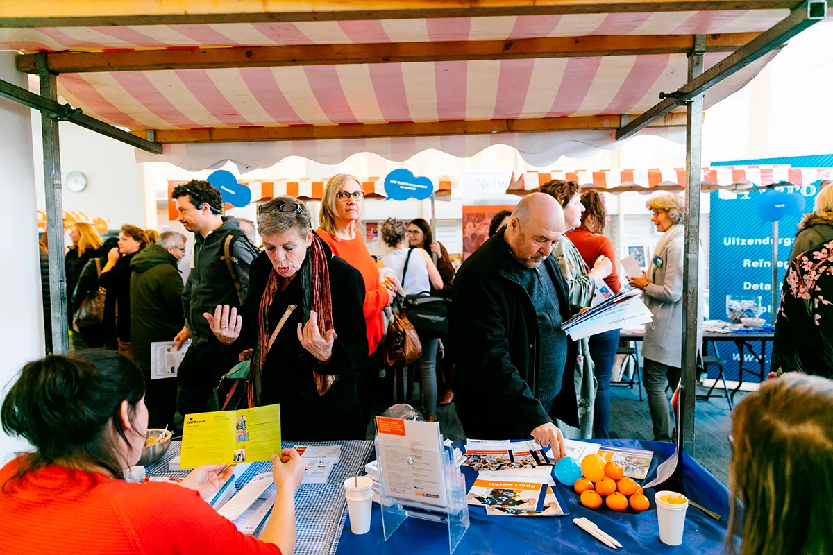participatiemarkt haarlem 2019 marktkraam met bezoekers hr