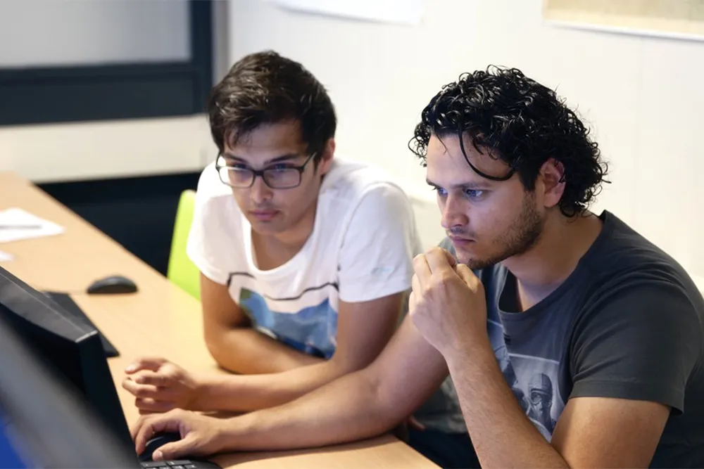 pax 2 jongensbijcomputer nova