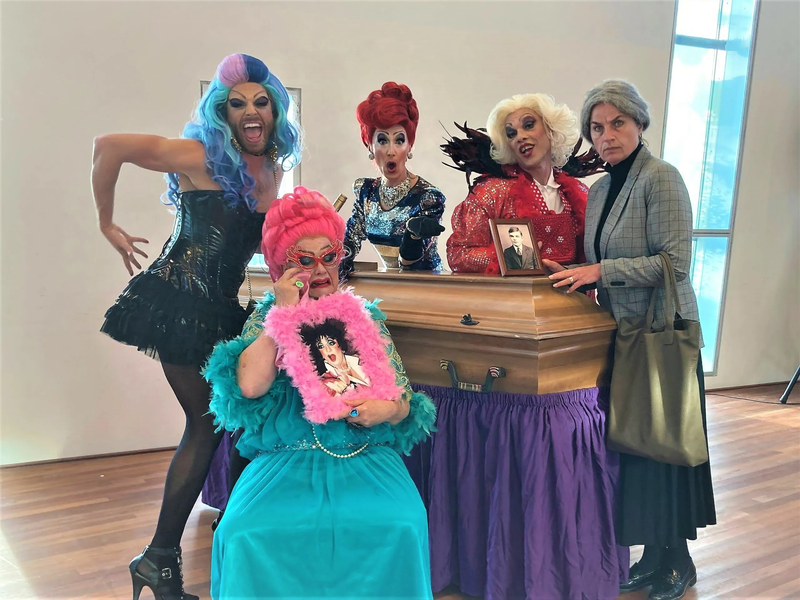 publiciteitsfoto four drags bereiden zich voor op de laatste voorstellingen 1 scaled