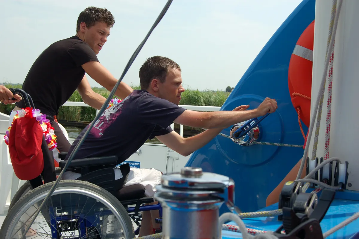 sailwise catamaran beatrix fok hijsen vanuit een rolstoel