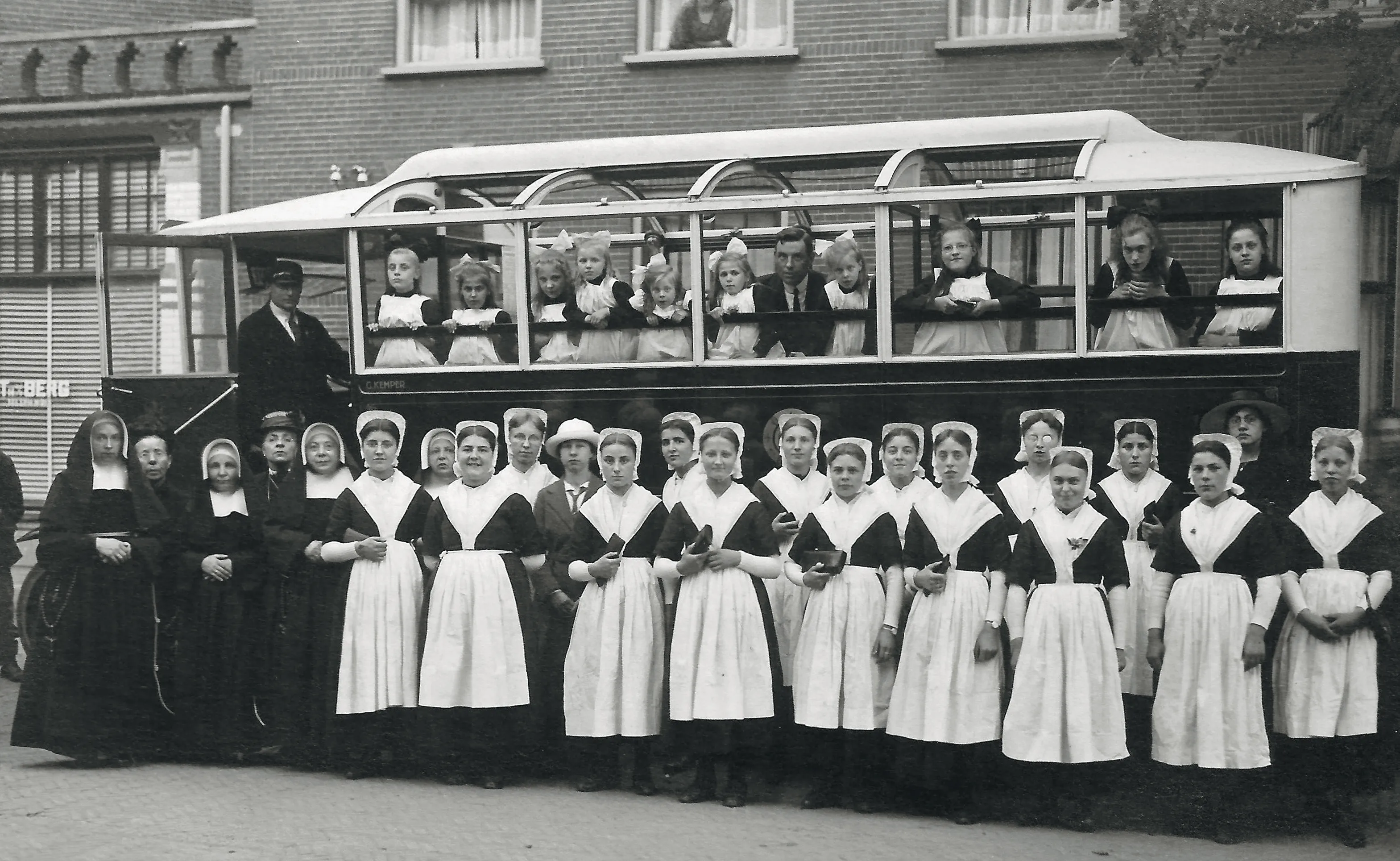 uitstapje met de wezen van het godshuis rond 1920