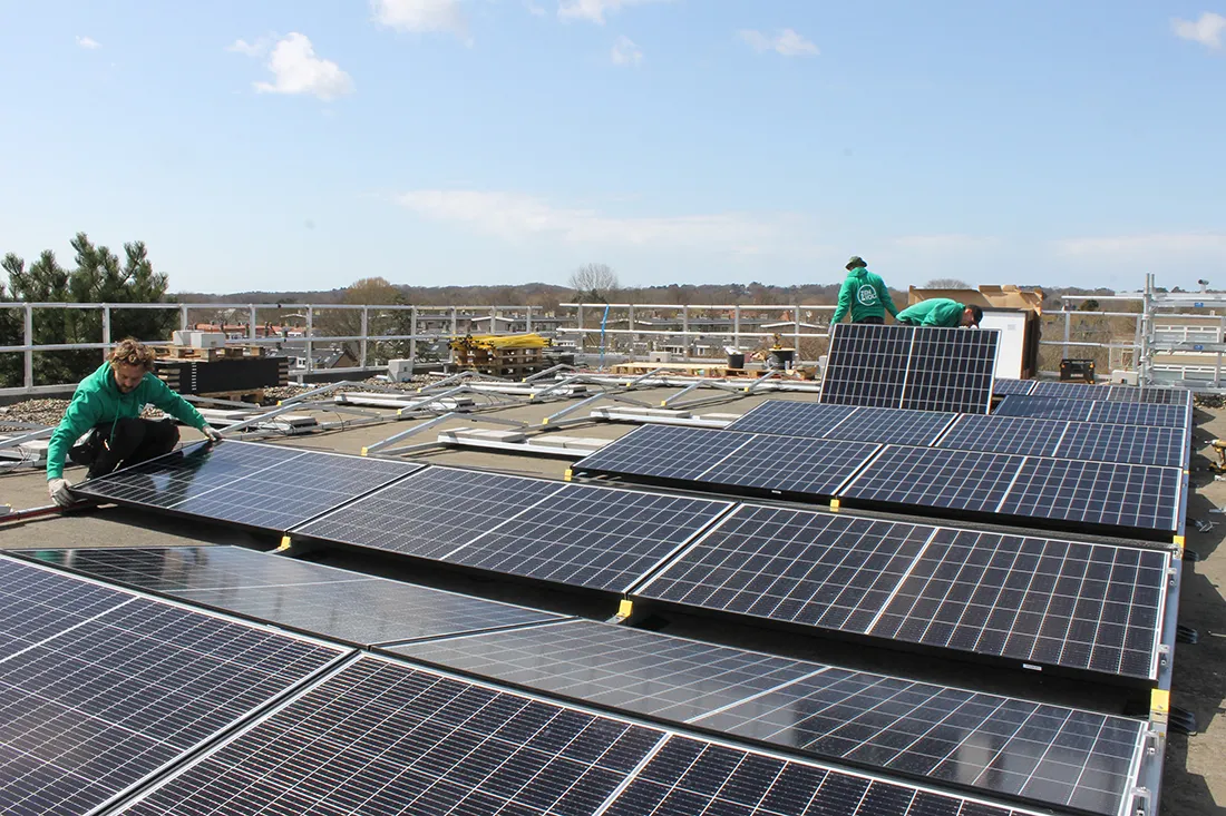 zonnestroomdak gymzaal mendel haarlem april 2021
