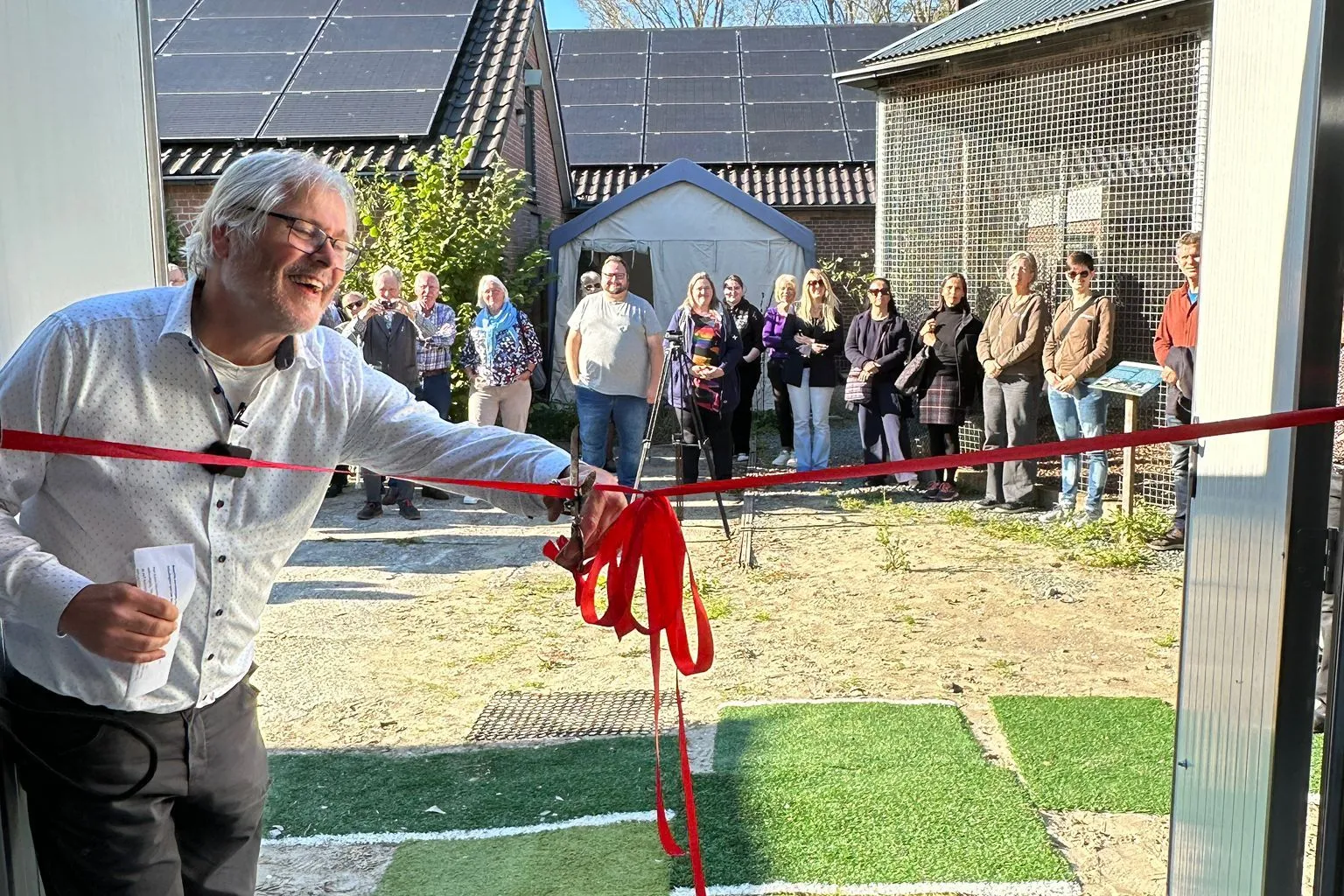 dierenarts peter klaver voormalig bestuurslid verrichtte de ceremoniele handeling foto vogelhospitaal haarlem en omgeving