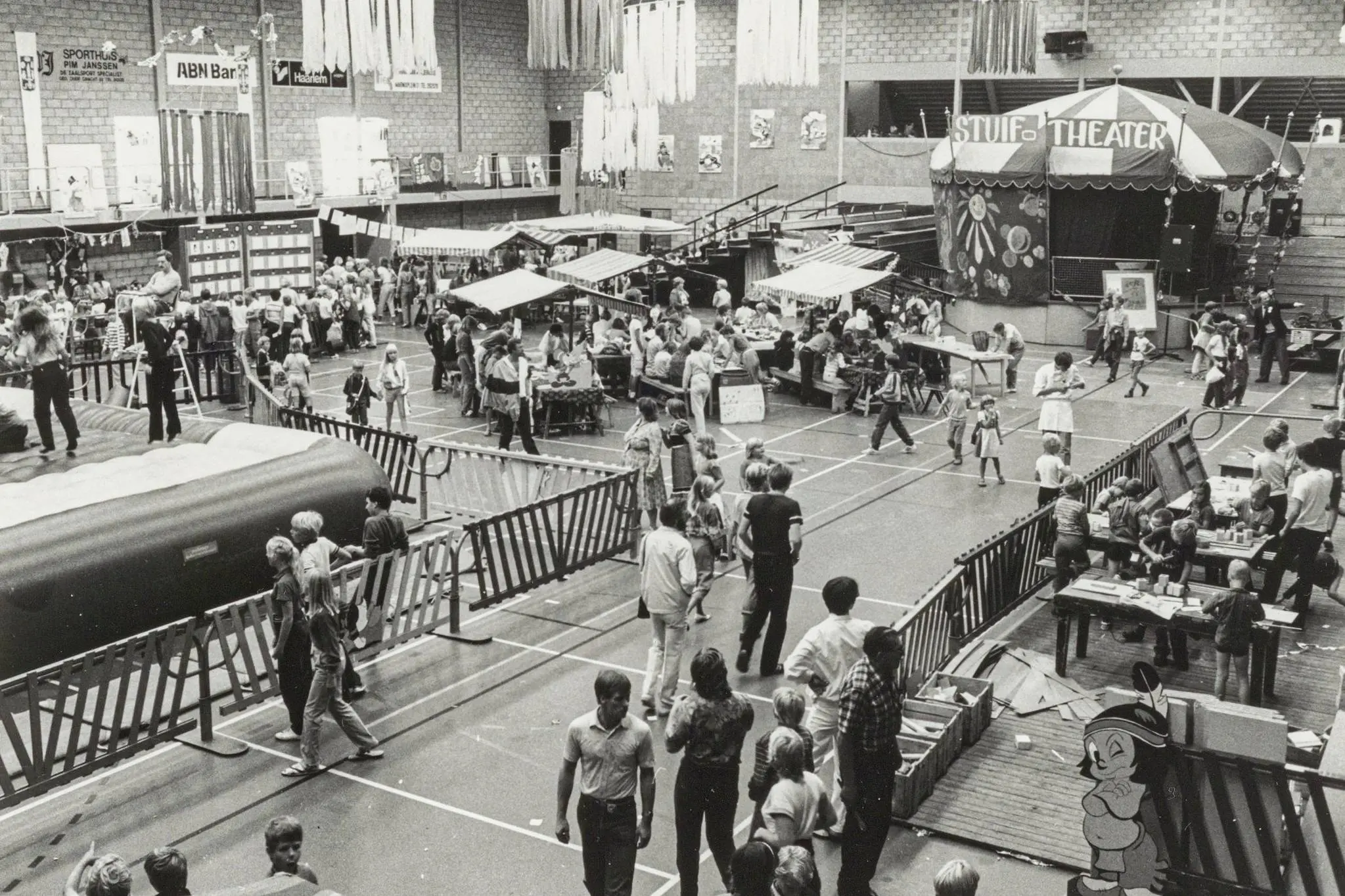 Overzichtsfoto_van_de_Stuif-Stuif_in_de_Beijneshal,_waar_allerlei_kinderspelen_worden_gedaan._NL-HlmNHA_54016653 kopie
