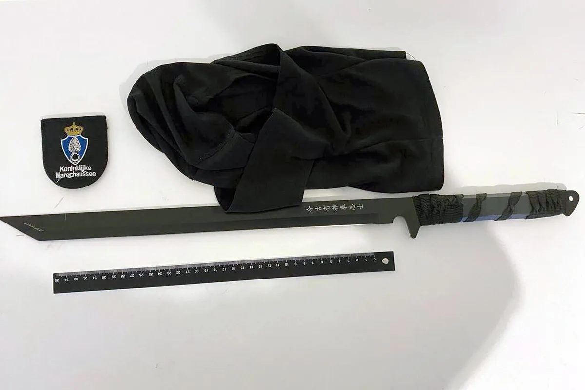 20240319aangetroffen zwaard kopieren wit