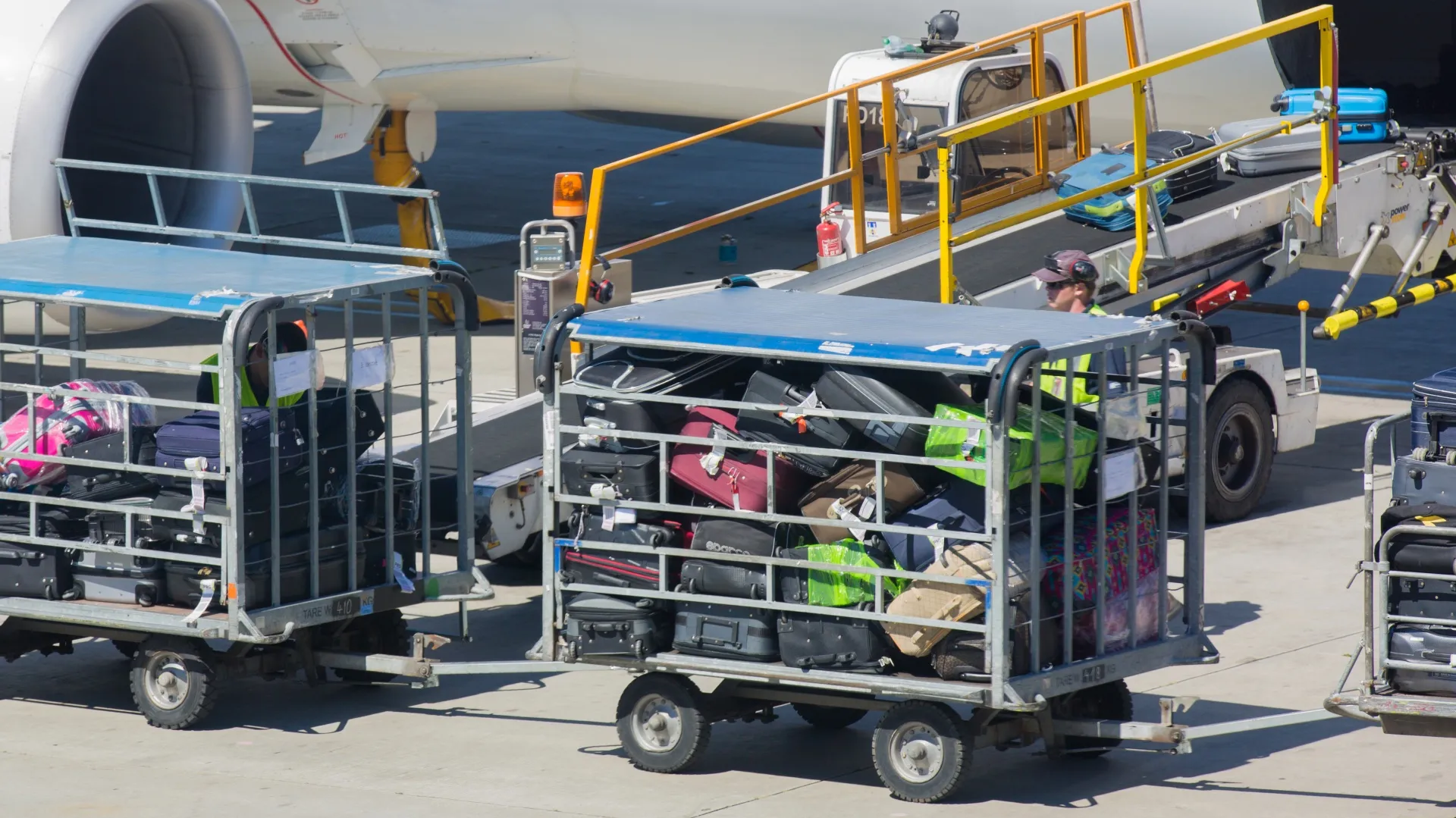 aircraft luggage loading 1448365343og0