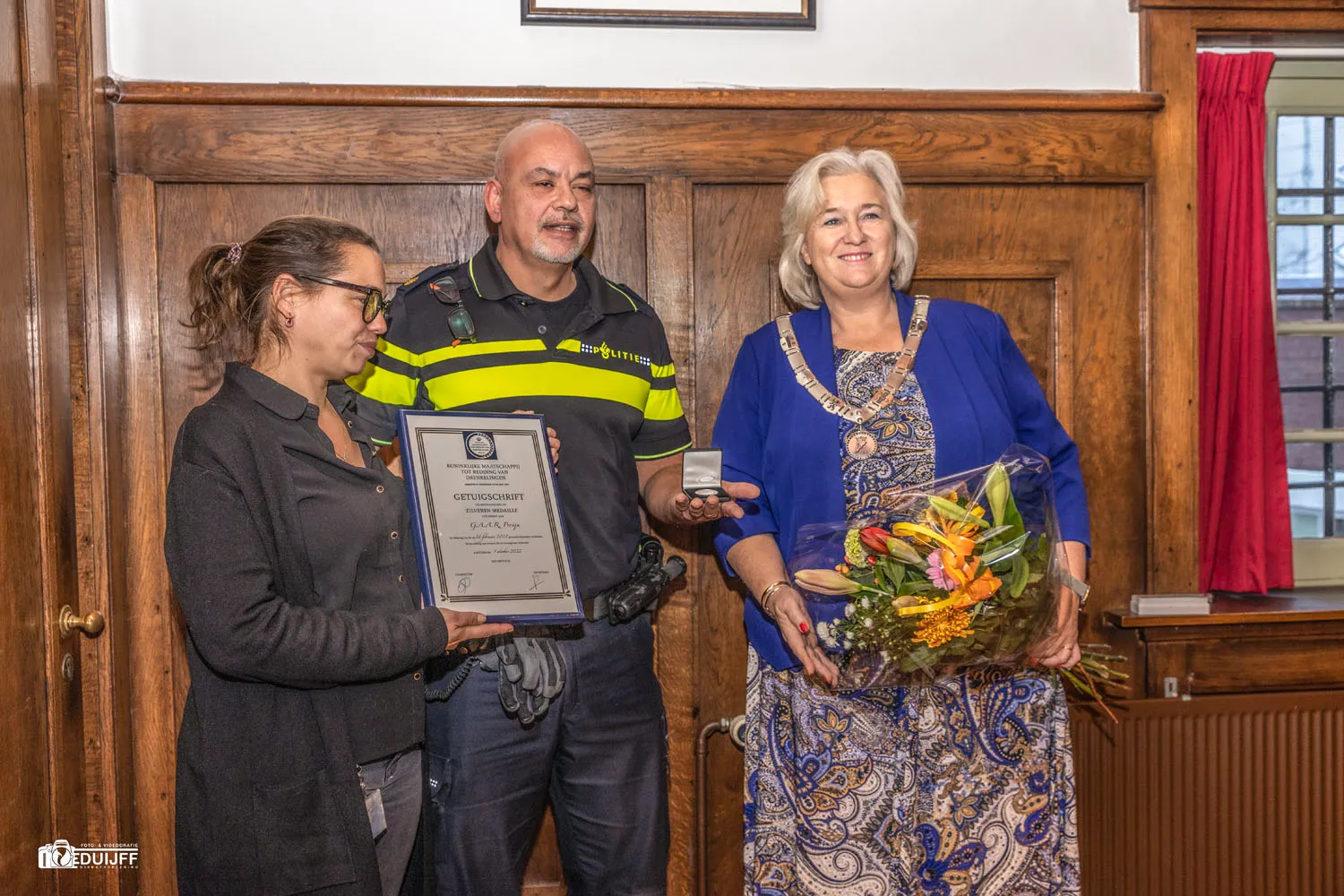erepenning en bloemen