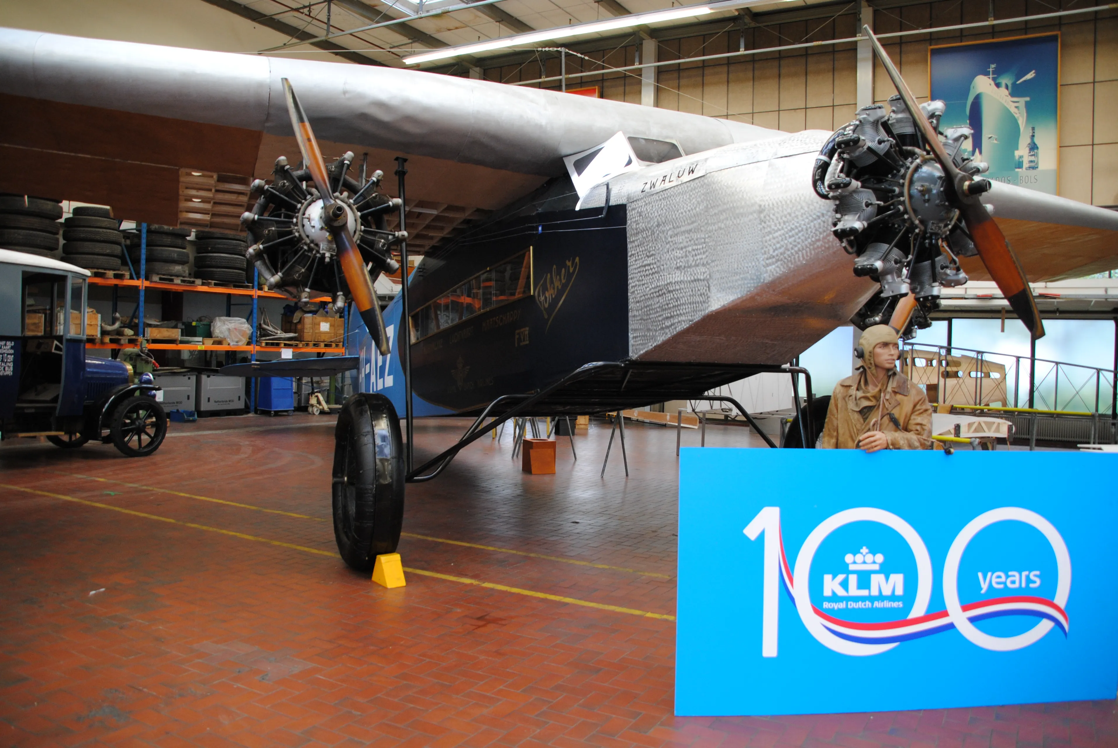 fokker f7 van de klm met bus en schip ntm