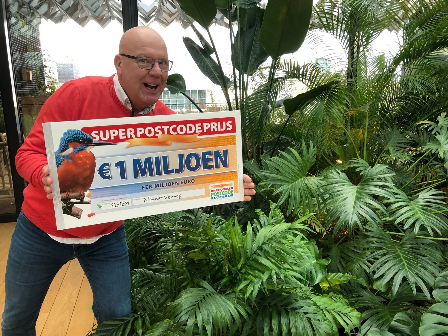 gaston starreveld ambassadeur van de postcode loterij met superpostcodeprijs cheque van 1 miljoen euro