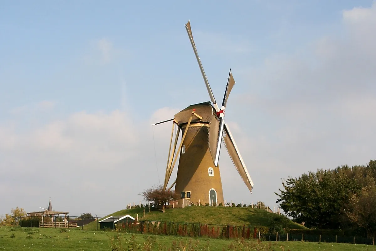hoofddorp molen de eersteling m weerspiegeling