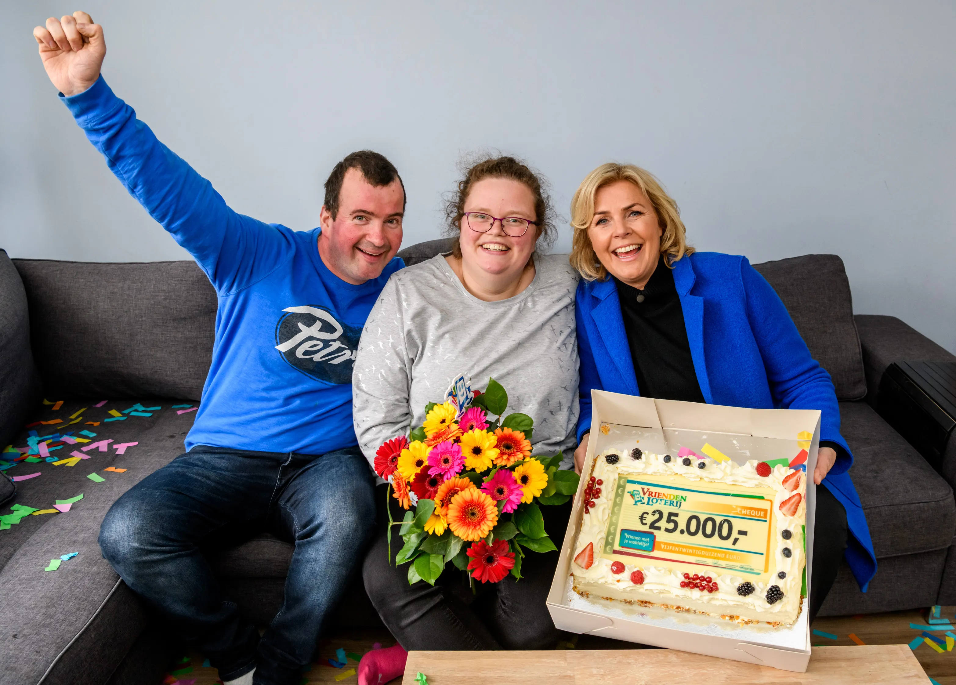 ilona uit lisserbroek wint 25000 euro bij de vriendenloterij en ontvangt een cheque uit handen van vriendenloterij ambassadeur irene moors