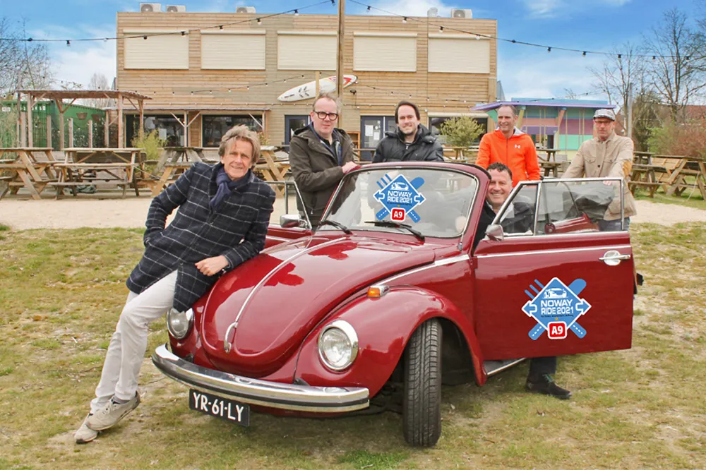 kever met organisatie en stickers