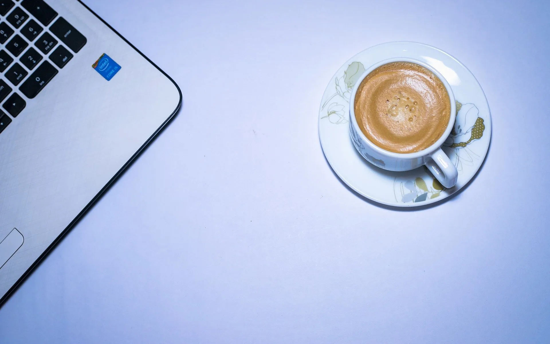 laptop met kopje koffie