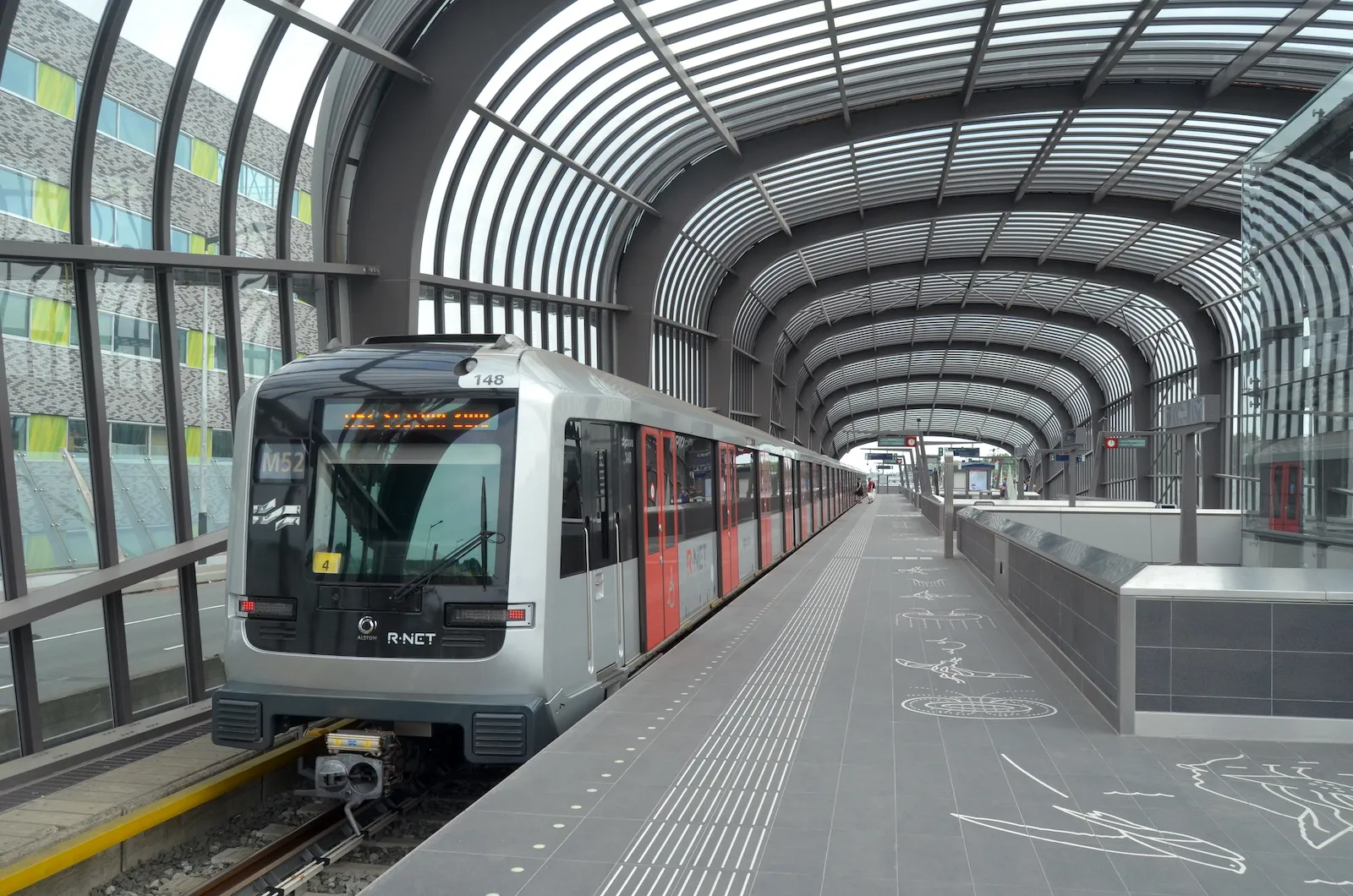 metrotrein op de noord zuidlijn in station noord