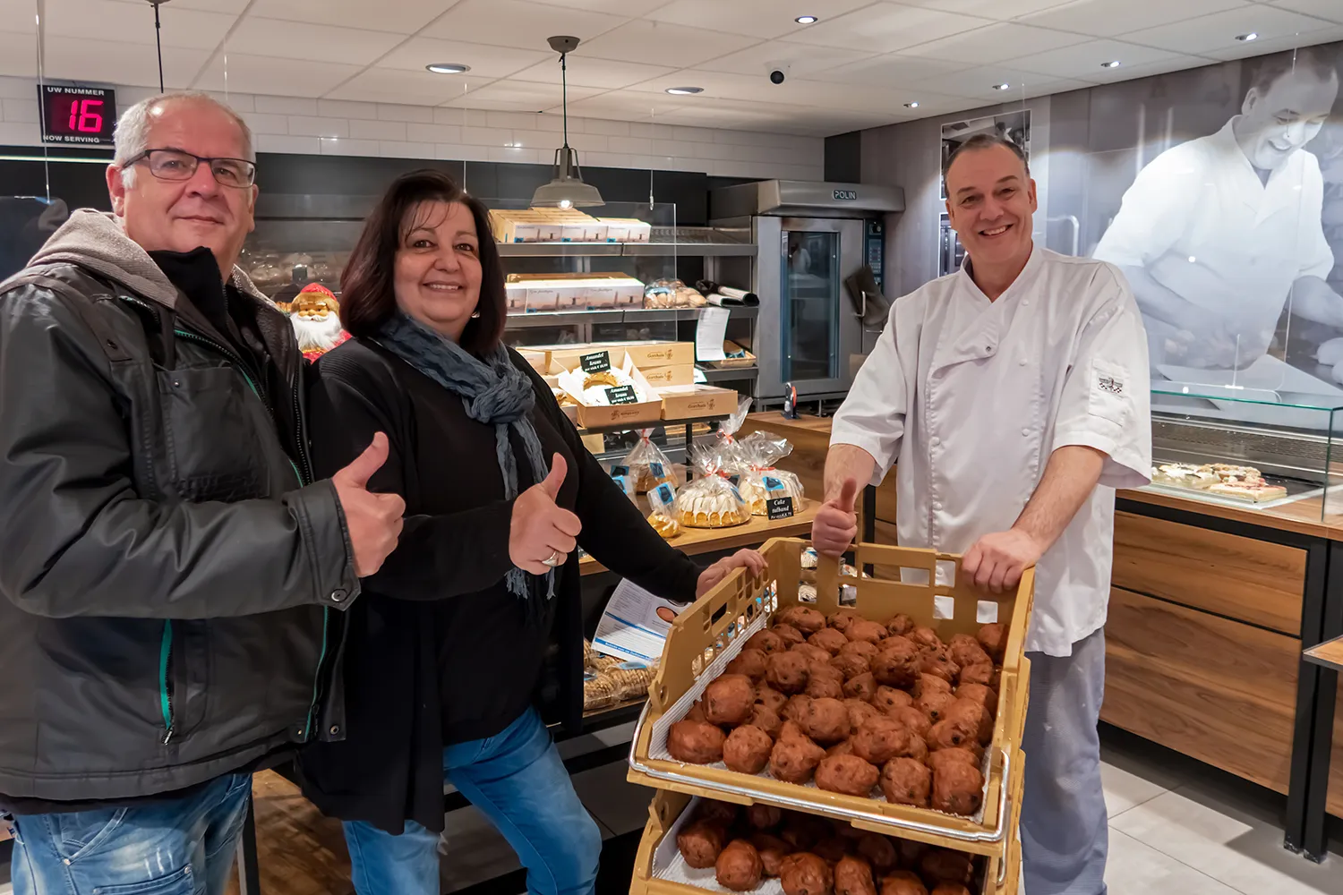 peter gorthuis overhandigt symbolisch oliebollen aan organisatie prakkie hoofddorp