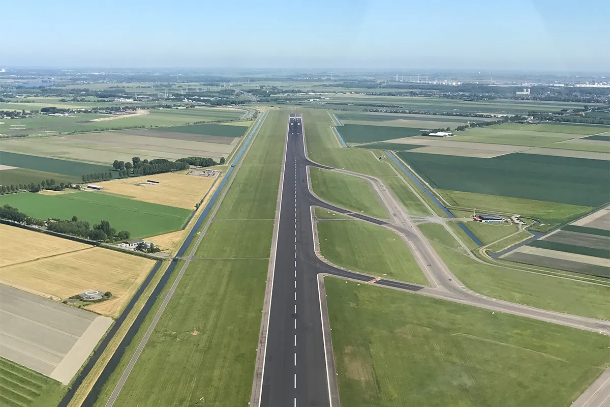 polderbaan vanuit de lucht