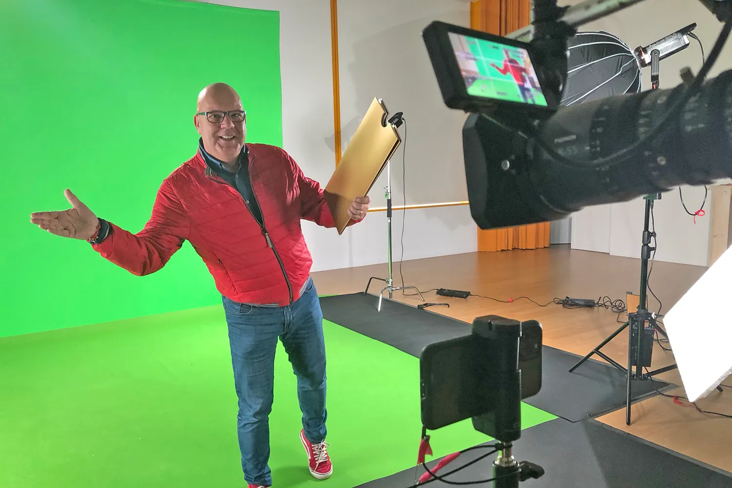 postcode loterij ambassadeur gaston starreveld verrast winnaars middels een videogesprek 1