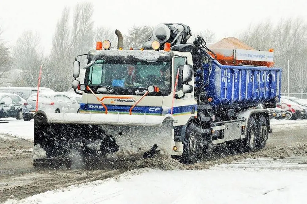 sneeuwschuiver van meerlanden foto meerlanden