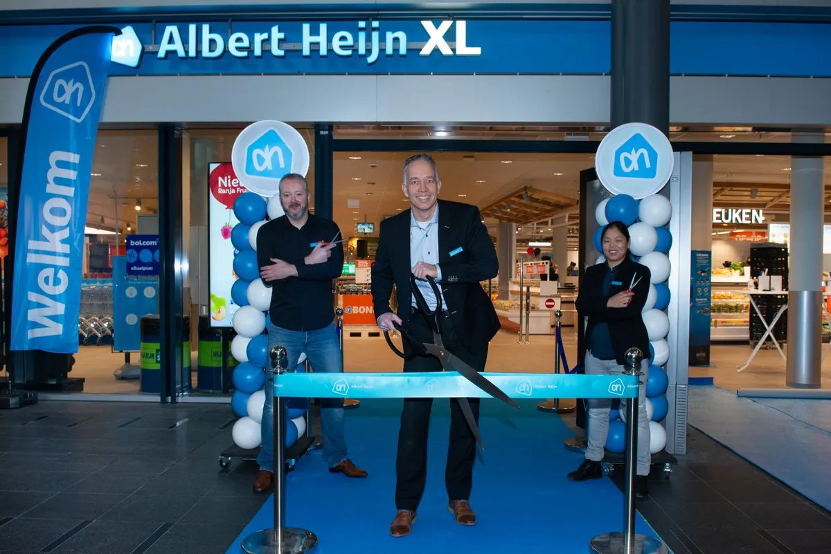 supermarktmanager peter van spelden opende samen met zijn assistenten joop bakker en kim verdam de vernieuwde albert heijn xl hoofddorp