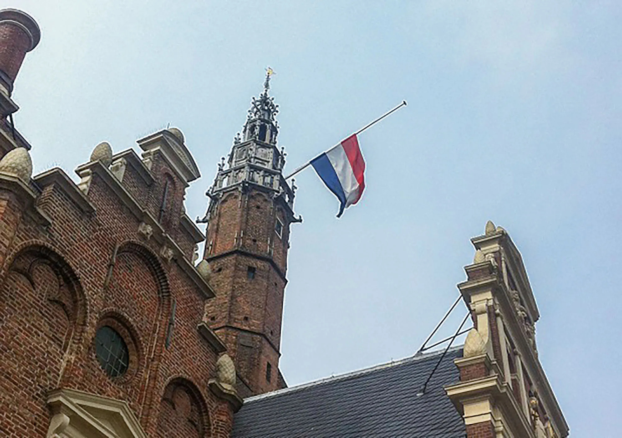 vlag halfstok stadhuis