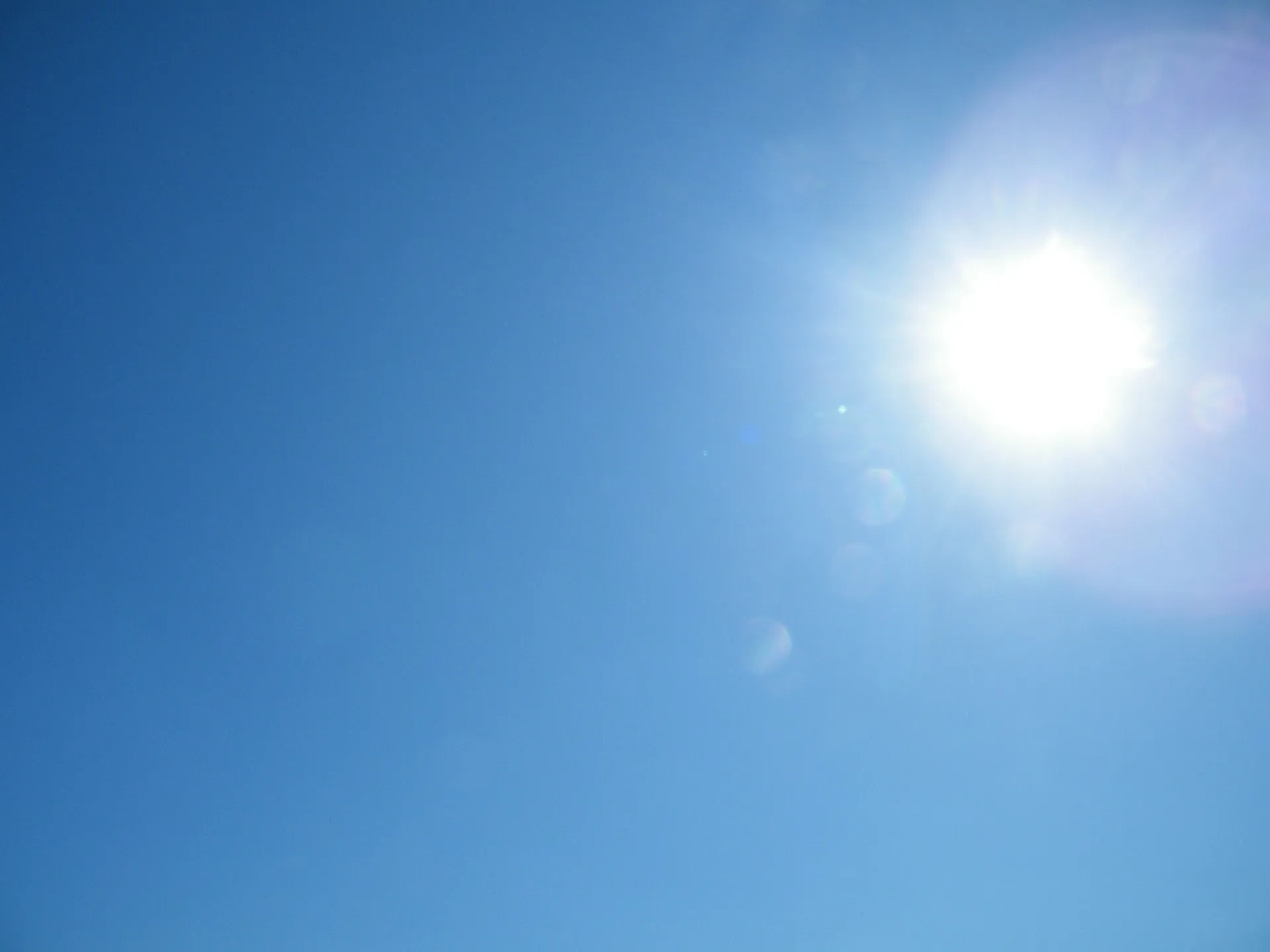 zon met blauwe lucht pixabay