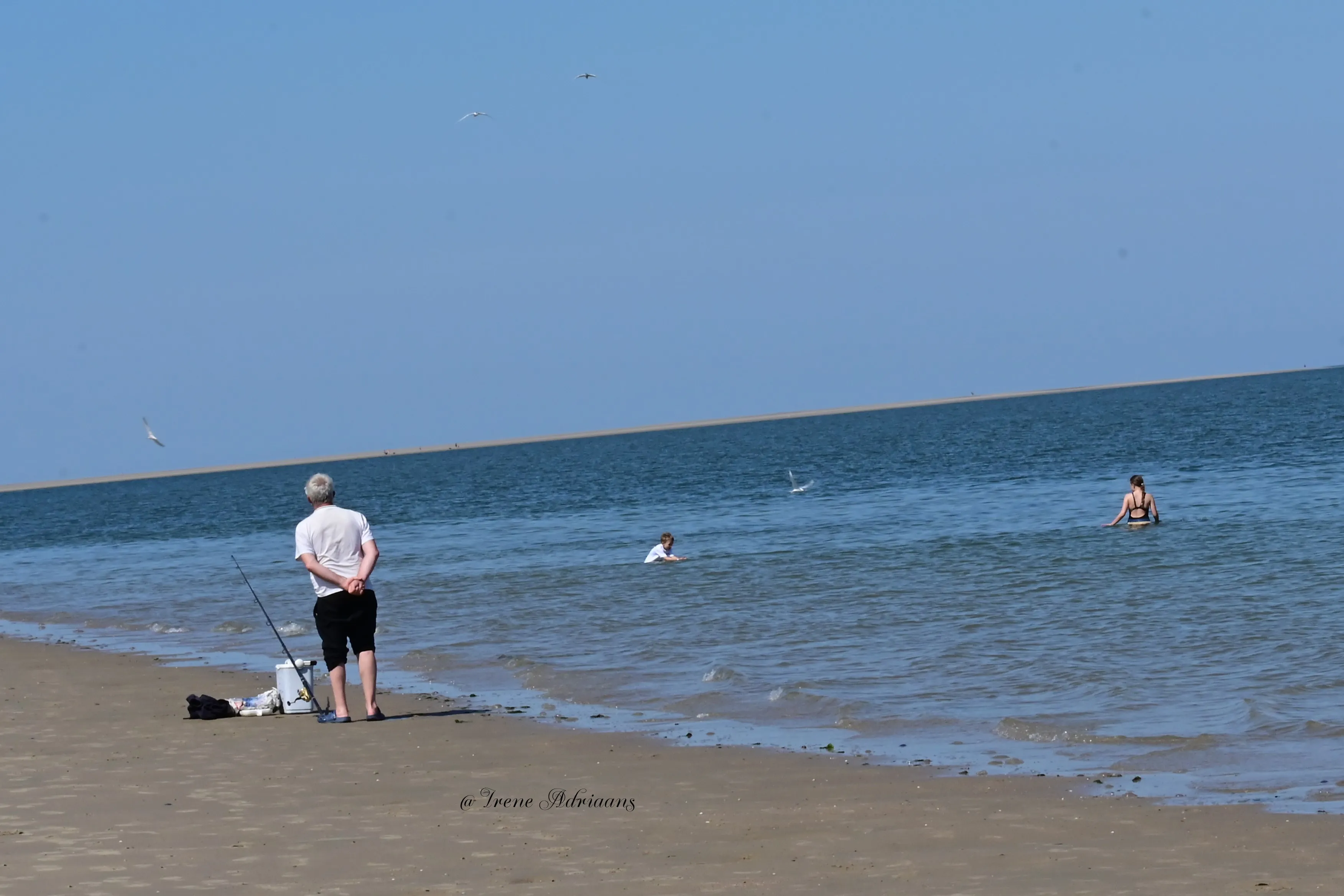 man vissen aan zee