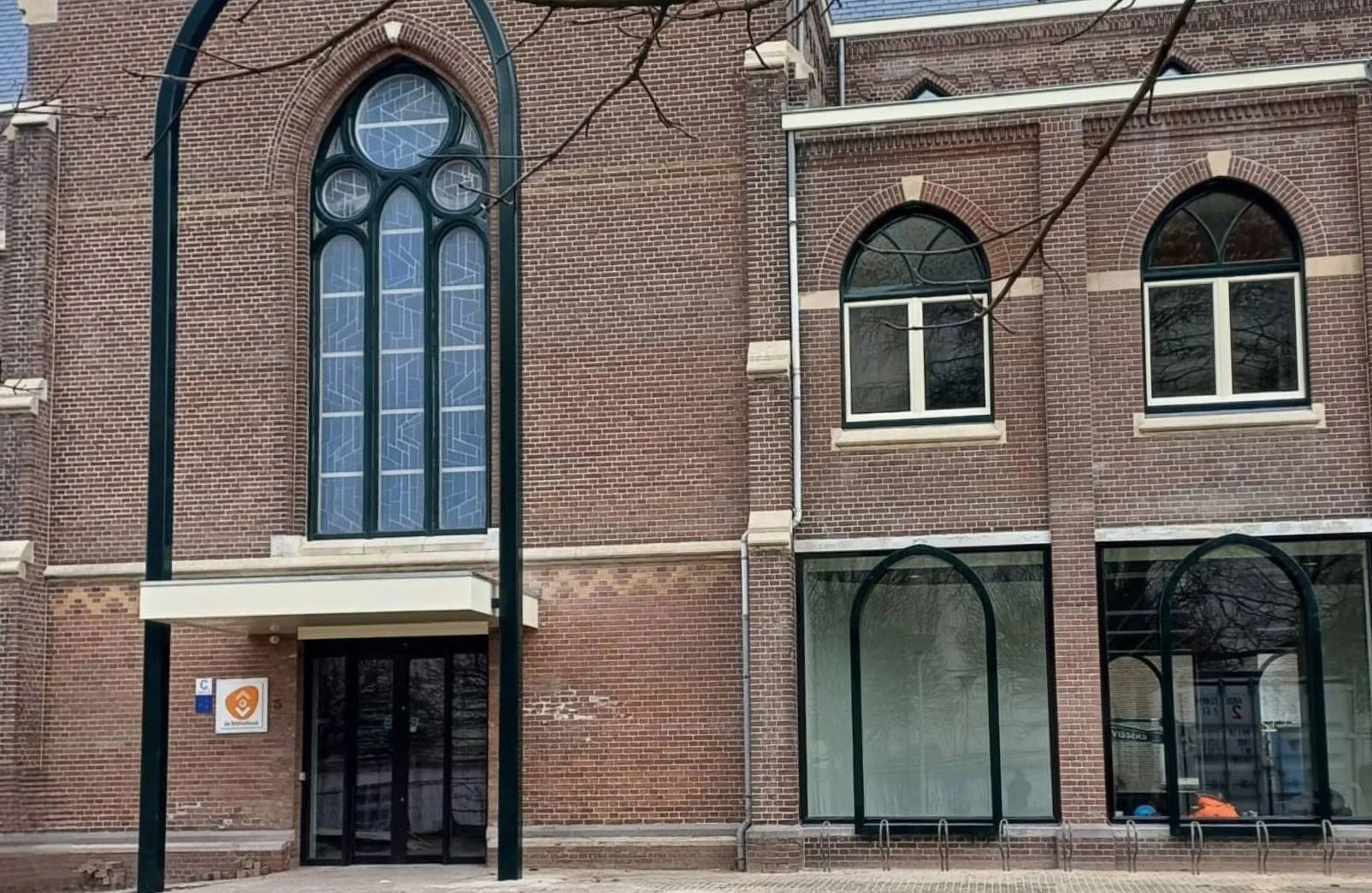 beeld verhuizing bibliotheek in oudenbosch