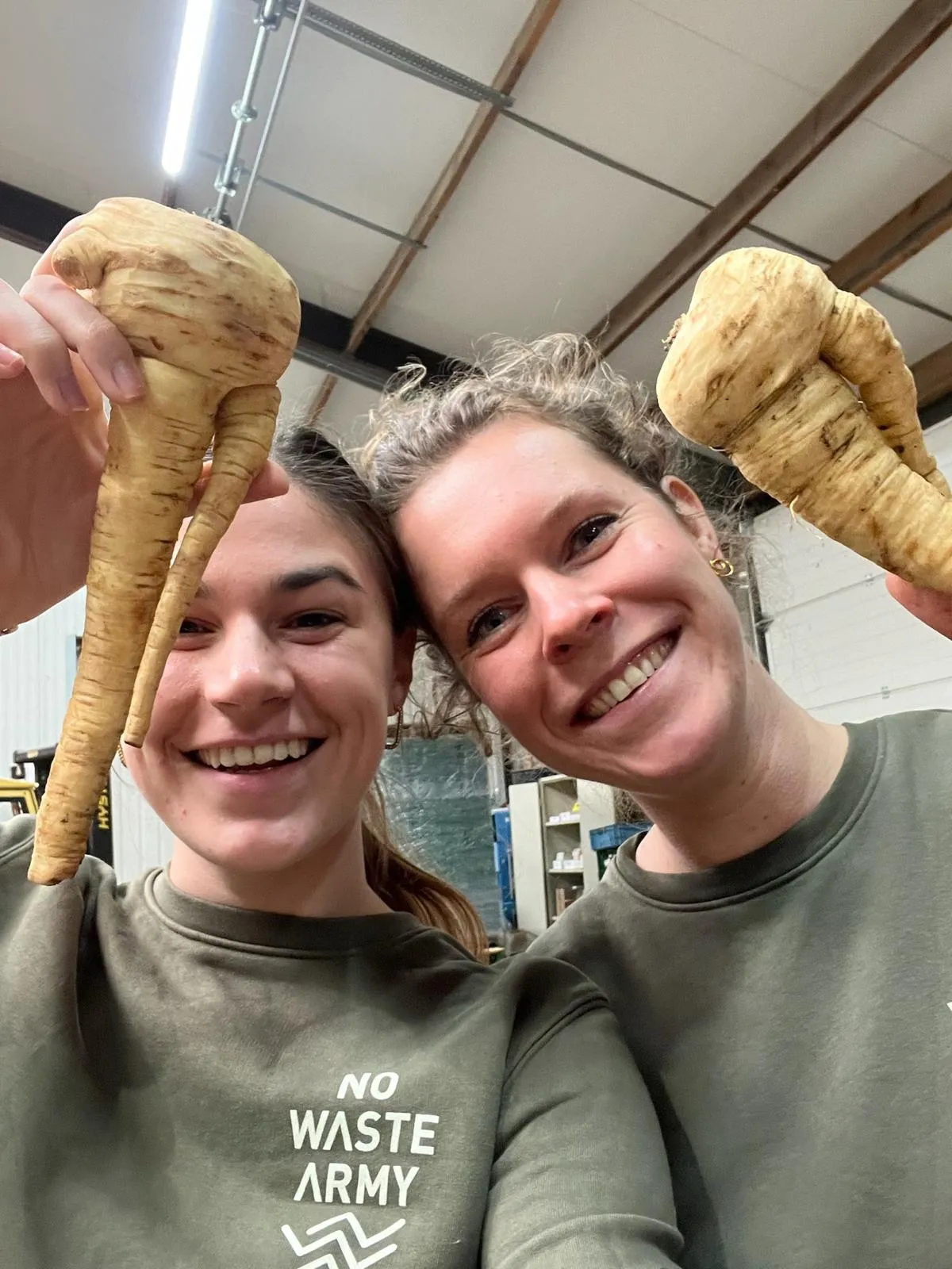 mirte op links en mayke op rechts van no waste army in actie