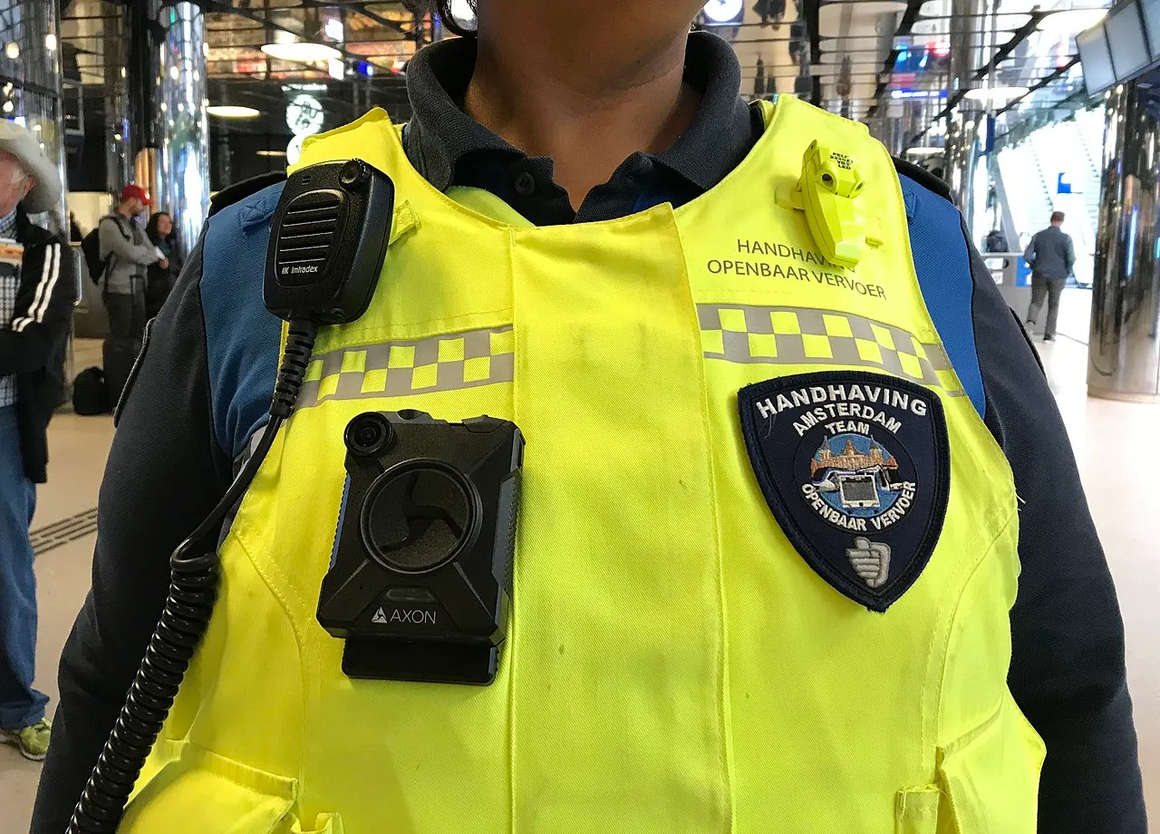 1280px handhaver met bodycam wikipedia cc by sa 40 sanderflight