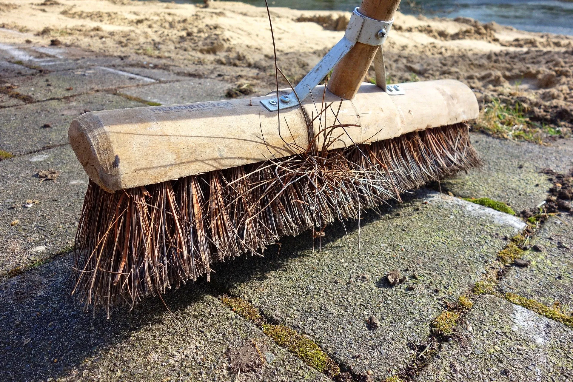 broom 3204876 1920