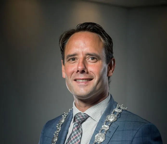 burgemeester van schaik borstbeeld