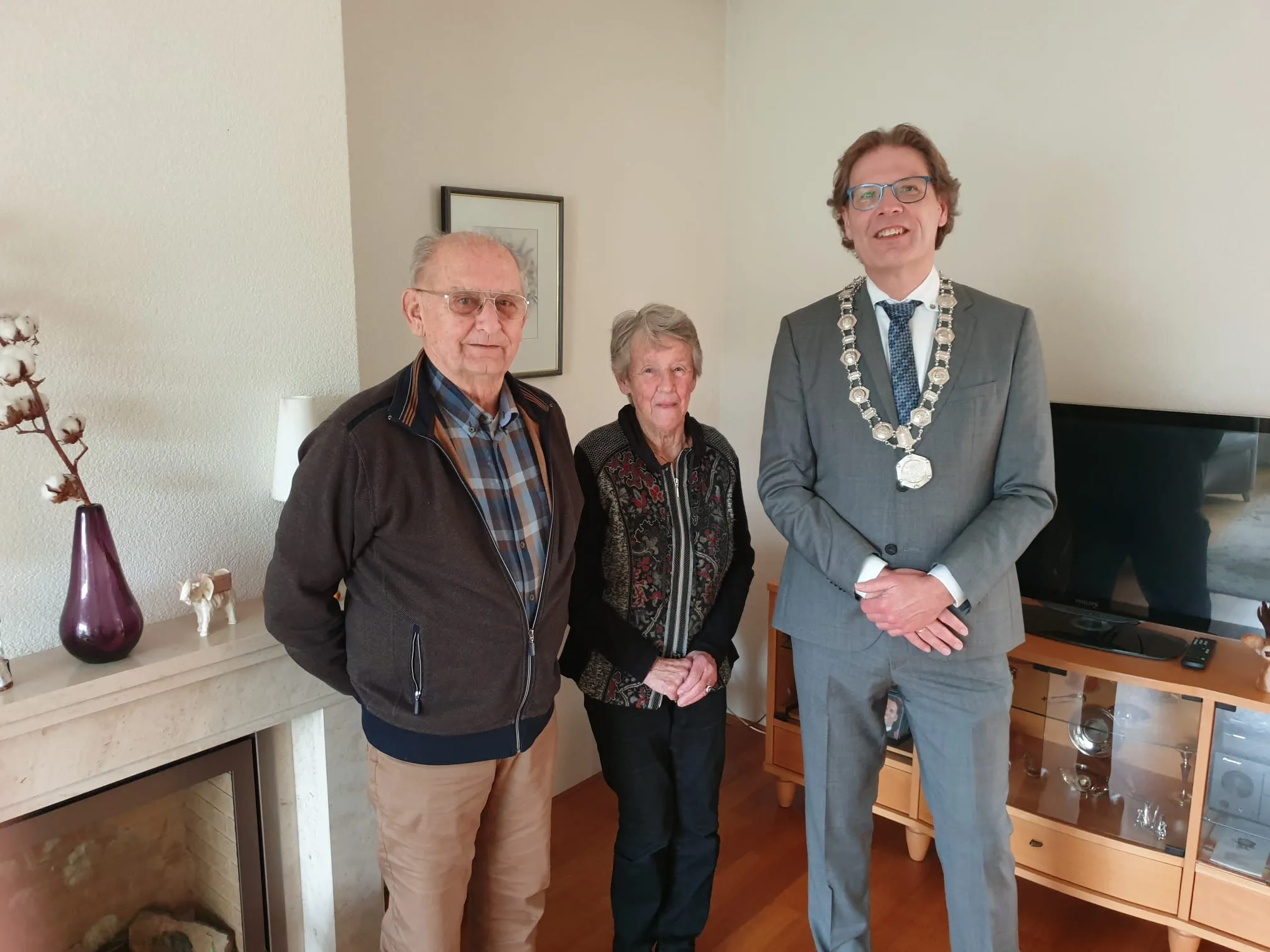 foto bezoek locoburgemeester companjen tgv 60 jarig huwelijk echtpaar van der spoel zijlstra