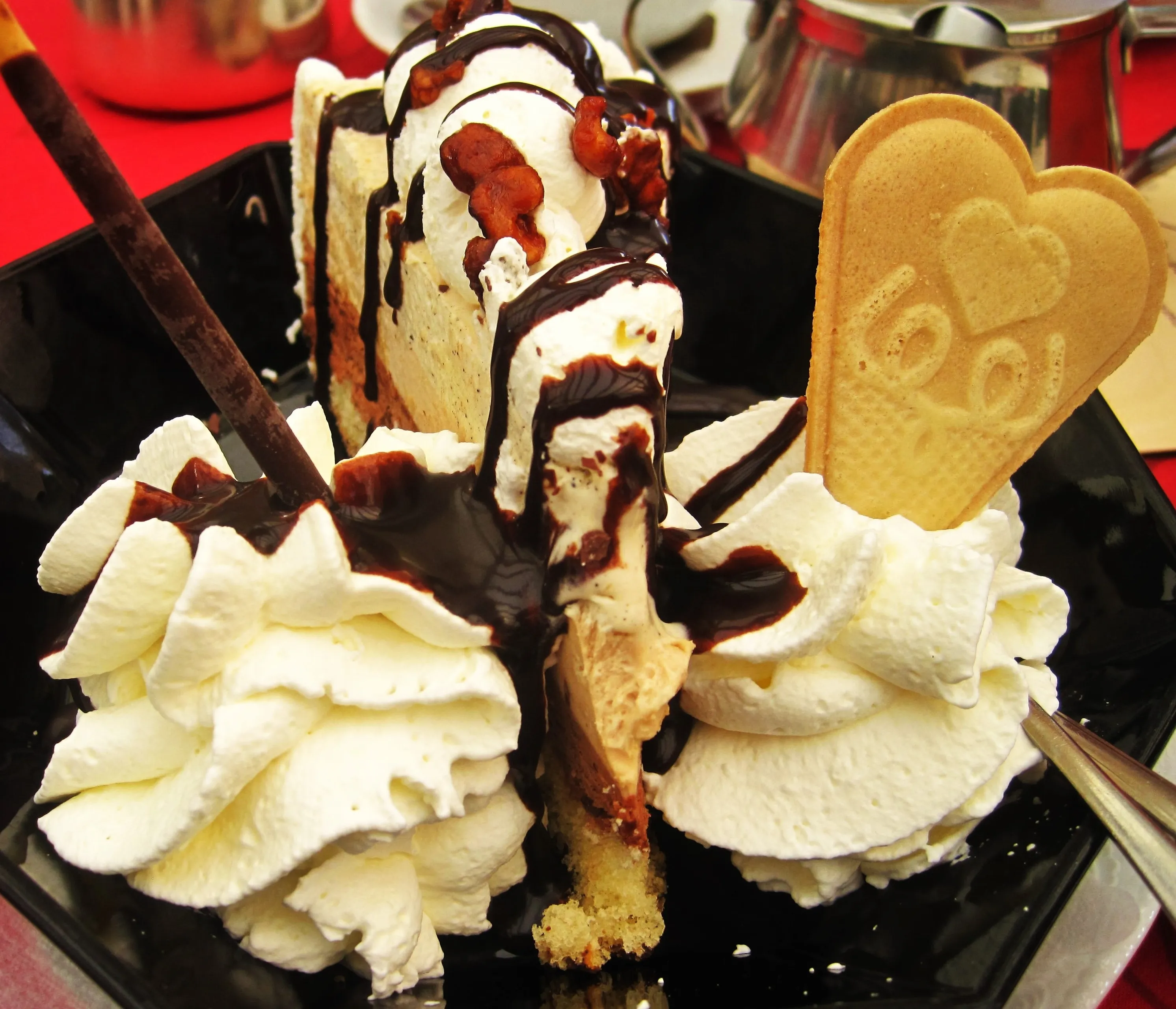 ice cream cake with chocolate sauce 1274362