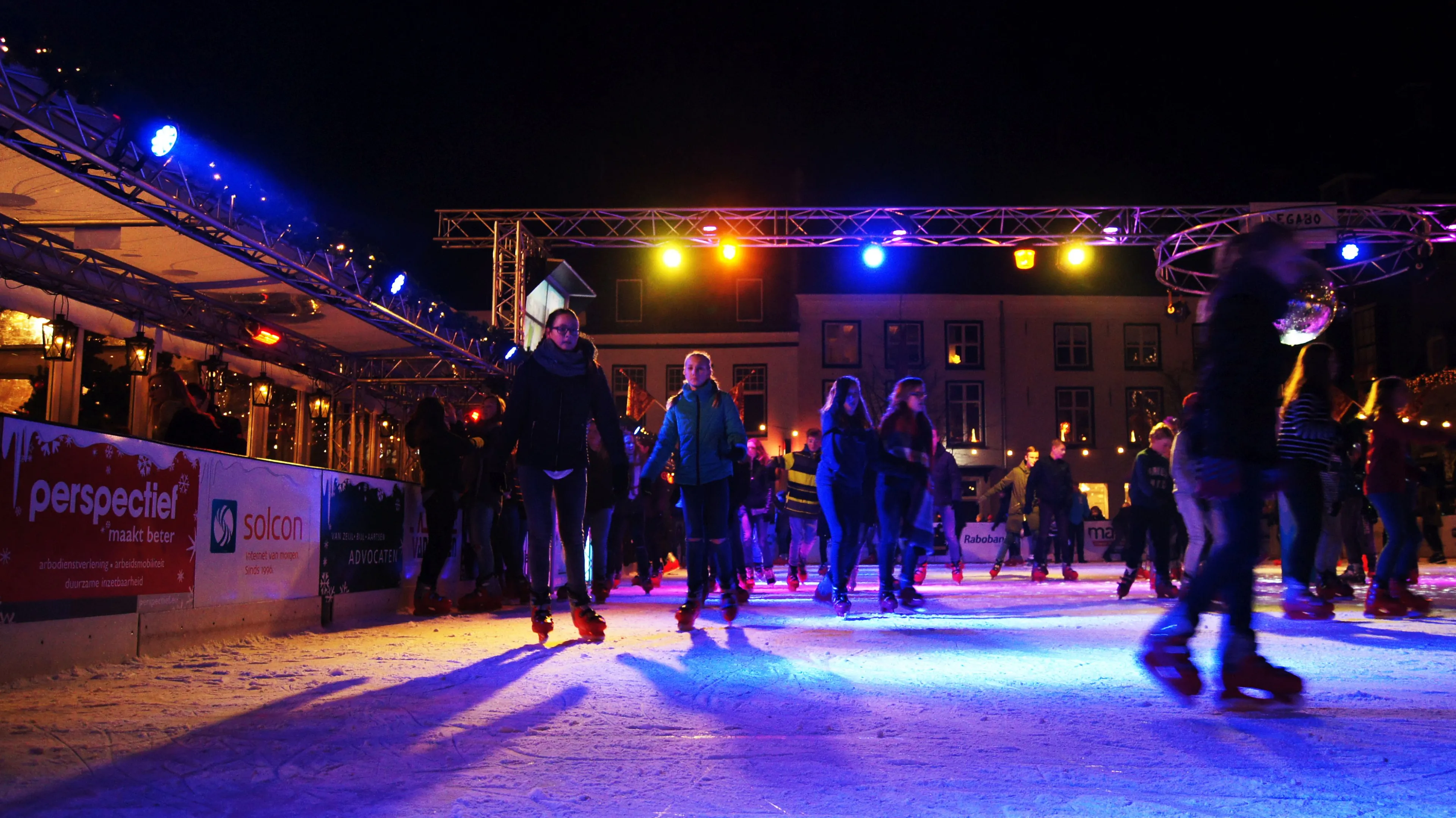 ijsbaan disco kinderen schaatsen druk harderwijk op ijs